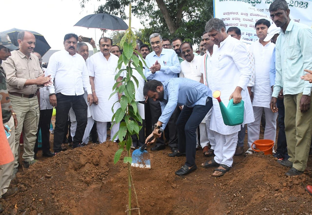 ಧಾರವಾಡದ ಹಳಿಯಾಳ ರಸ್ತೆಯಲ್ಲಿರುವ ಉನ್ನತ ಶಿಕ್ಷಣ ಅಕಾಡೆಮಿ ಆವರಣದಲ್ಲಿ ಜಿಲ್ಲಾ ಉಸ್ತುವಾರಿ ಸಚಿವ ಸಂತೋಷ ಲಾಡ್‌ ಅವರು ಸಸಿ ನೆಟ್ಟು  ಜಿಲ್ಲಾಮಟ್ಟದ ವನಮಹೋತ್ಸವ ಸಪ್ತಾಹ ಹಾಗೂ ಕೋಟಿ ವೃಕ್ಷ ಅಭಿಯಾನಕ್ಕೆ ಚಾಲನೆ ನೀಡಿದರು