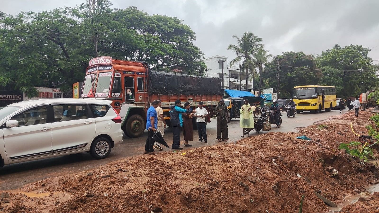 ತೊಕ್ಕೊಟ್ಟು ಜಂಕ್ಷನ್ನಿನಲ್ಲಿ ತಡೆಯುಂಟಾಗಿದ್ದ ಚರಂಡಿಯನ್ನು ಉಳ್ಳಾಲ ನಗರಸಭೆ ಅಧಿಕಾರಿಗಳು ತೆರವುಗೊಳಿಸಿದರು.