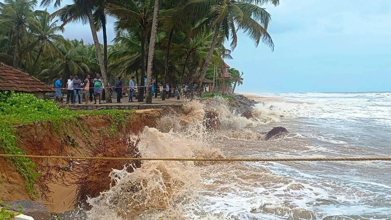 ಕಾಪು ತಾಲ್ಲೂಕಿನಲ್ಲಿ ಕಡಲ್ಕೊರೆತ ಉಂಟಾಗಿರುವ ದೃಶ್ಯ