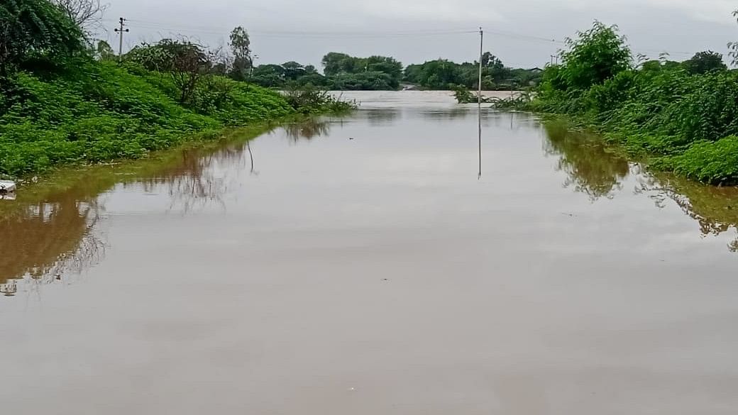 ಜಲಾವೃತಗೊಂಡಿರುವ ರಸ್ತೆ