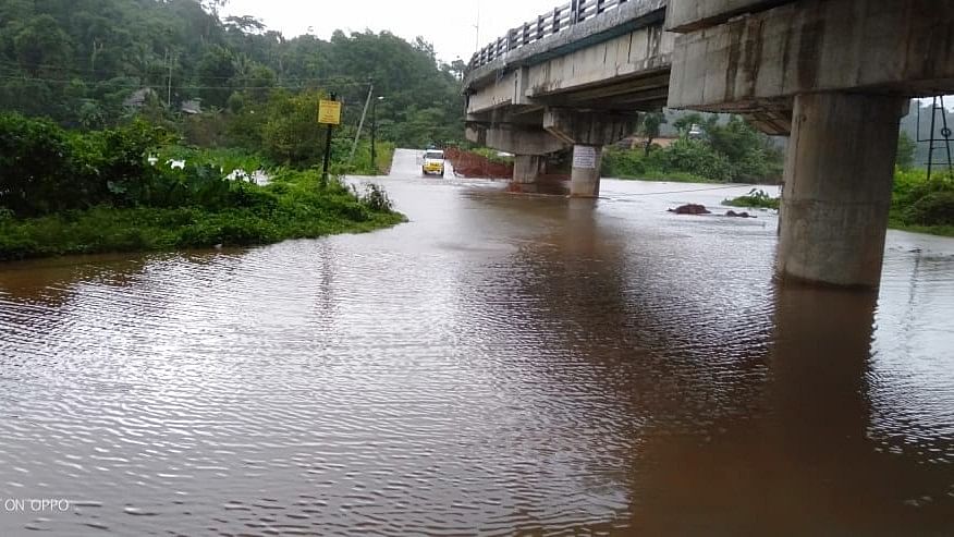 ಭಾಗಮಂಡಲ- ನಾಪೋಕ್ಲು ರಸ್ತೆಗೆ ನೀರು ಬಂದಿರುವುದು