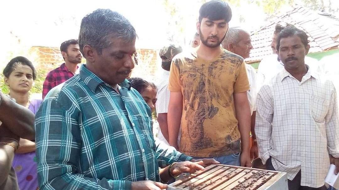 ಆಸಕ್ತರಿಗೆ ಜೇನು ತರಬೇತಿ ನೀಡುತ್ತಿರುವ ರಾಮಾ ಮರಾಠಿ