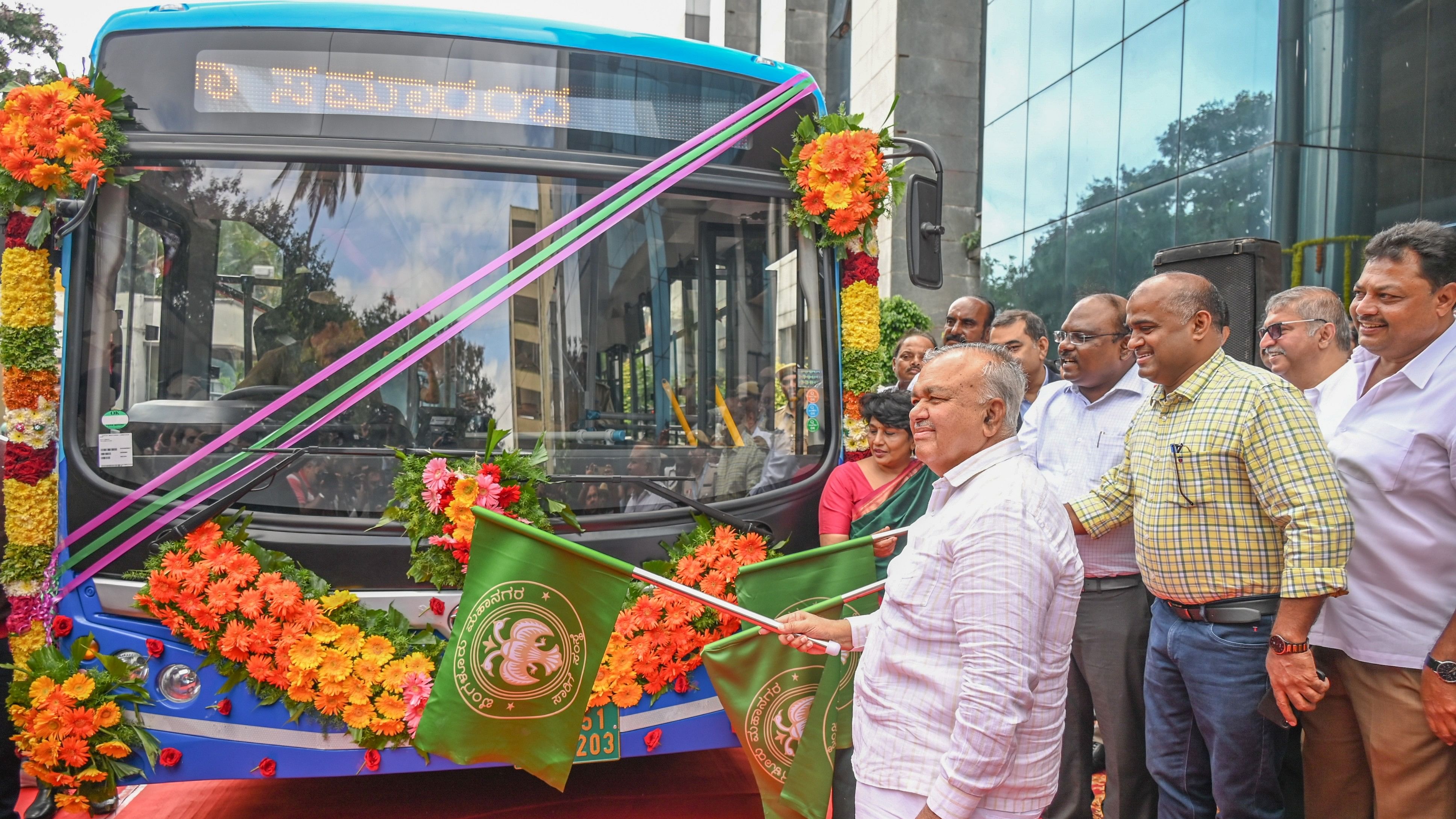 ಬಿಎಂಟಿಸಿ ಎಲೆಕ್ಟ್ರಿಕ್‌ ಬಸ್‌ ಸಂಚಾರಕ್ಕೆ ಸಾರಿಗೆ ಸಚಿವ ರಾಮಲಿಂಗಾ ರೆಡ್ಡಿ ಶುಕ್ರವಾರ ಚಾಲನೆ ನೀಡಿದರು. ಬಿಎಂಟಿಸಿ ವ್ಯವಸ್ಥಾಪಕ ನಿರ್ದೇಶಕಿ ಸತ್ಯವತಿ ಜಿ., ಕೆಎಸ್‌ಆರ್‌ಟಿಸಿ ವ್ಯವಸ್ಥಾಪಕ ನಿರ್ದೇಶಕ ವಿ. ಅನ್ಬುಕುಮಾರ್, ಸಾರಿಗೆ ಇಲಾಖೆಯ ಕಾರ್ಯದರ್ಶಿ ಎನ್‌.ವಿ. ಪ್ರಸಾದ್‌ ಇದ್ದರು