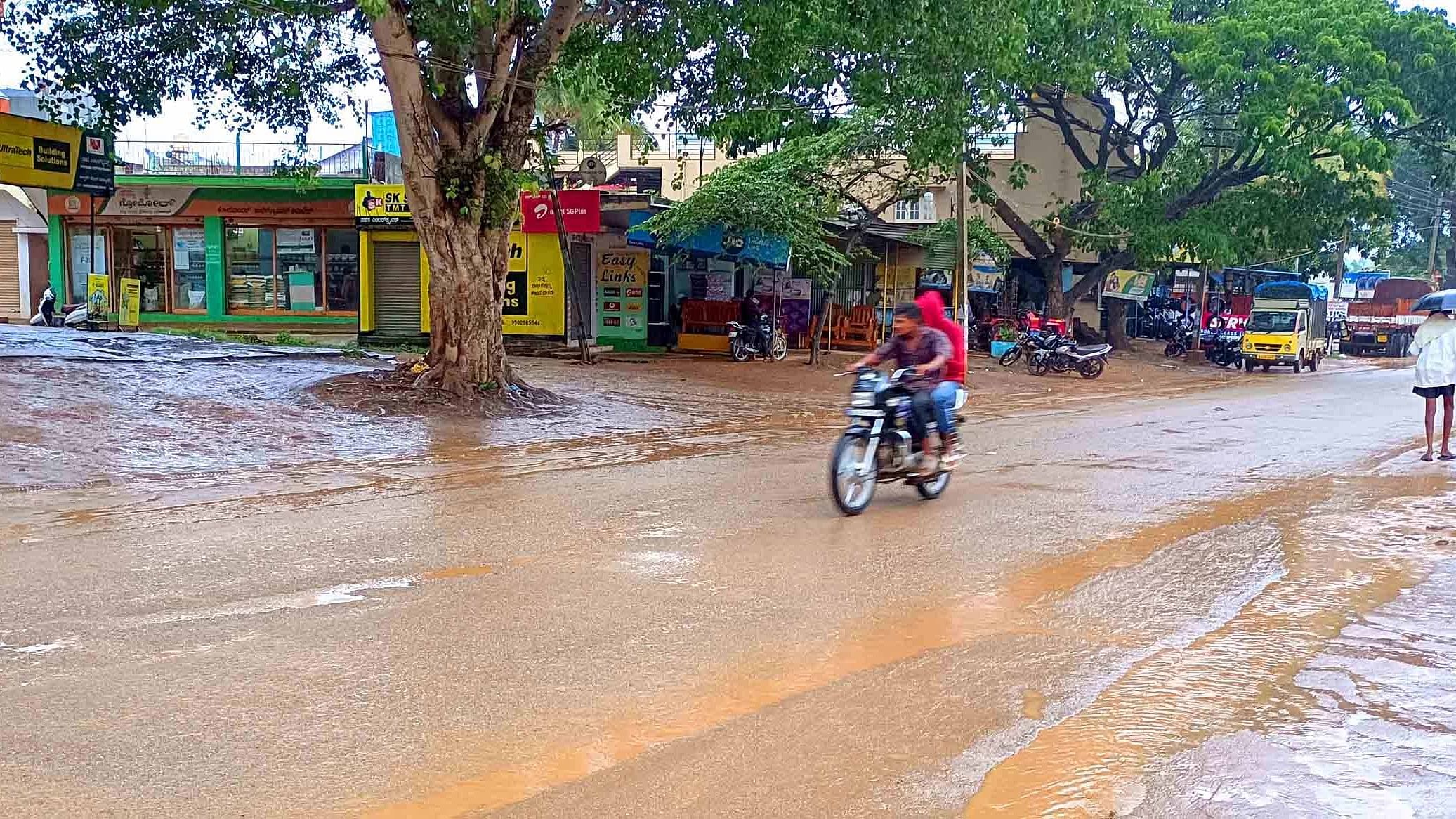 ವಿಜಯಪುರದಲ್ಲಿ ಜಡಿಮಳೆ ಹಿನ್ನೆಲೆಯಲ್ಲಿ ಕೋಲಾರದ ಮುಖ್ಯರಸ್ತೆಯಲ್ಲಿ ವಾಹನಗಳ ದಟ್ಟಣೆಯಿಲ್ಲದೆ ಬಿಕೋ ಎನ್ನುತ್ತಿತ್ತು 