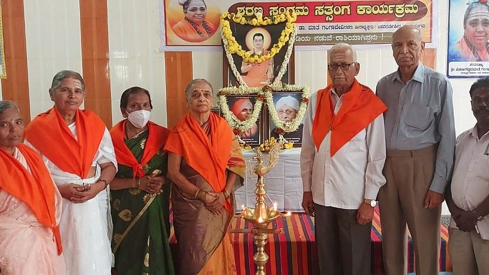 ಶಿವಮೊಗ್ಗ ಕಲ್ಲಳ್ಳಿಯ ಬಸವ ಮಂಟಪದಲ್ಲಿ ಈಚೇಗೆ ರಾಷ್ಟ್ರೀಯ ಬಸವದಳ ಟ್ರಸ್ಟ್ ವತಿಯಿಂದ ಆಯೋಜಿಸಿದ್ದ ಶರಣ ಡಾ.ಫ.ಗು.ಹಳಕಟ್ಟಿ ಅವರ ಜಯಂತ್ಯುತ್ಸವ ಕಾರ್ಯಕ್ರಮವನ್ನು ಕೂಡಲ ಸಂಗಮ ಬಸವ ಧರ್ಮಪೀಠದ ಶರಣೆ ನೀಲಲೋಚನ ಹಾಲಪ್ಪ ಉದ್ಘಾಟಿಸಿದರು.