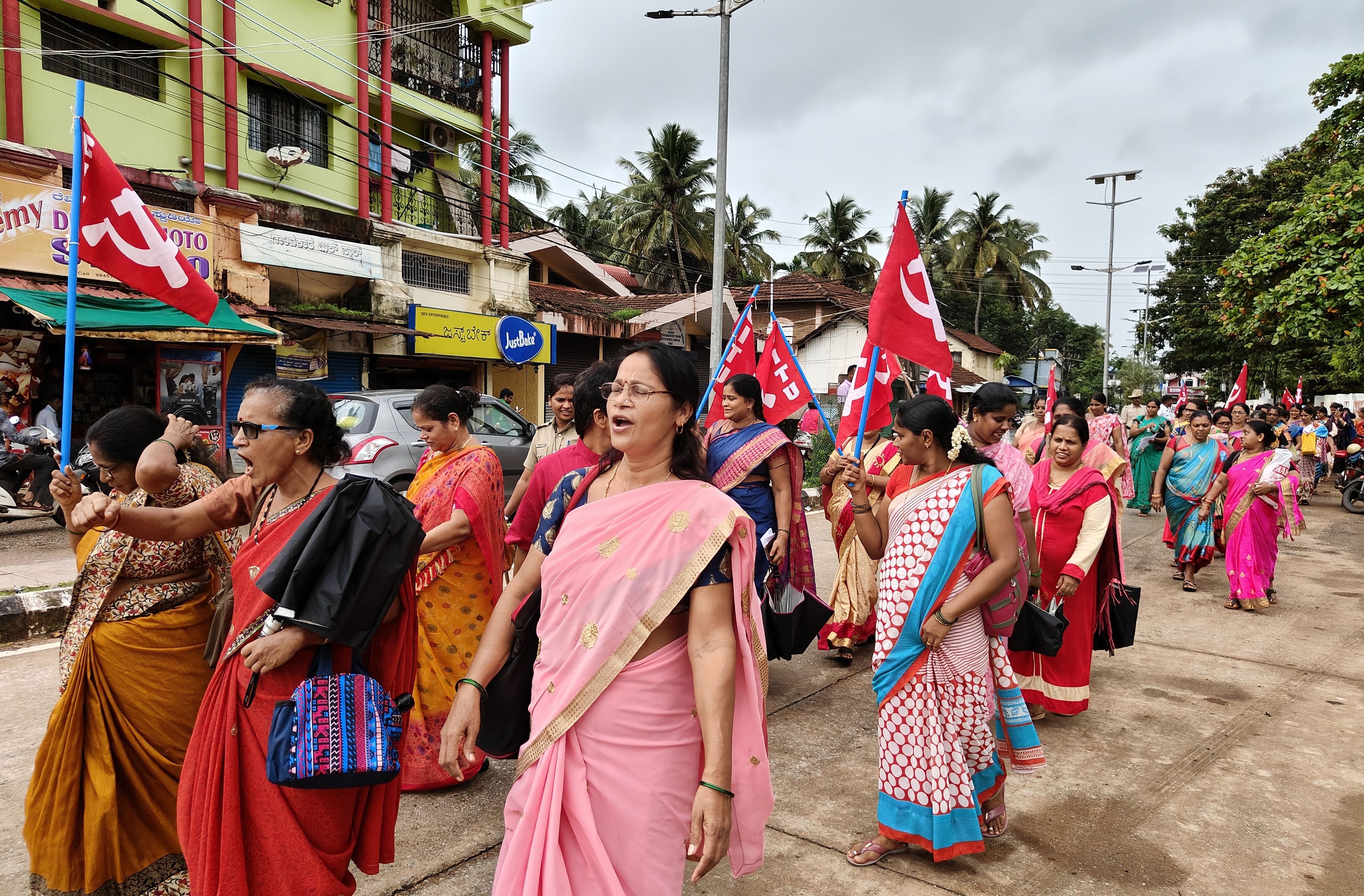 ವಿವಿಧ ಬೇಡಿಕೆ ಈಡೇರಿಕೆಗೆ ಆಗ್ರಹಿಸಿ ಅಂಗನವಾಡಿ ನೌಕರರ ಸಂಘದ ಜಿಲ್ಲಾ ಘಟಕದ ನೇತೃತ್ವದಲ್ಲಿ ಕಾರವಾರದಲ್ಲಿ ಅಂಗನವಾಡಿ ಕಾರ್ಯಕರ್ತರು ಪ್ರತಿಭಟನಾ ಮೆರವಣಿಗೆ ನಡೆಸಿದರು