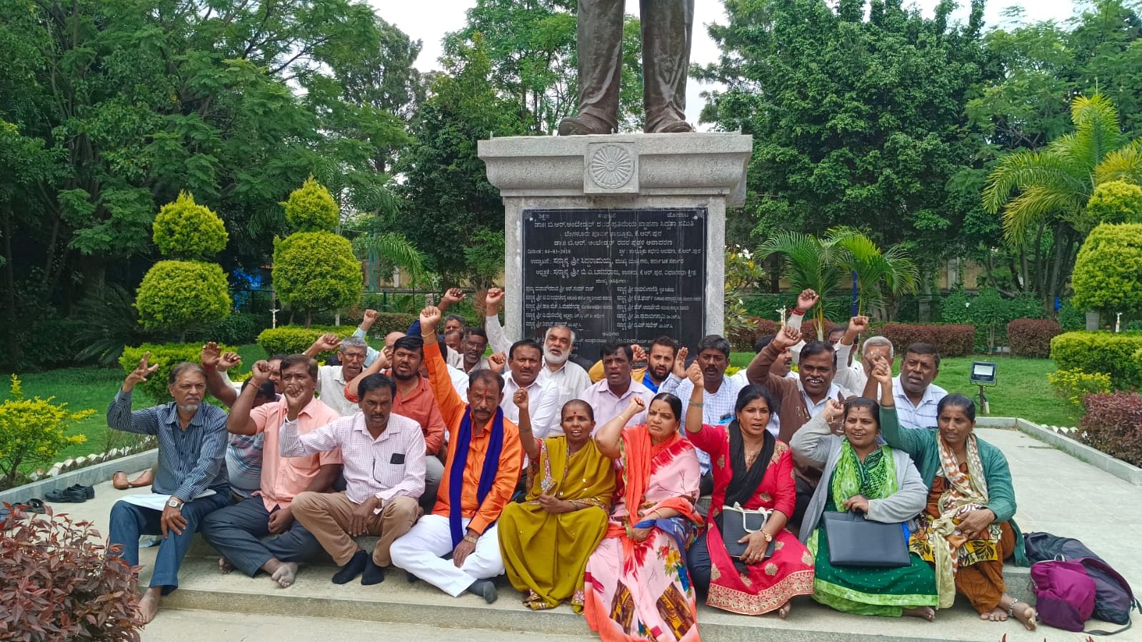 ದಲಿತ ಸಂಘರ್ಷ ಸಮಿತಿ ಅಂಬೇಡ್ಕರ್‌ವಾದ ಕಾರ್ಯಕರ್ತರು ಕೆ.ಆರ್. ಪುರದ ತಾಲ್ಲೂಕು ಕಚೇರಿ ಎದುರಿನ ಅಂಬೇಡ್ಕರ್ ಪುತ್ಥಳಿ ಎದುರು ಧರಣಿ ನಡೆಸಿದರು.