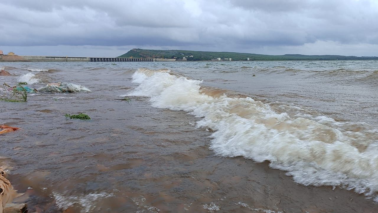 ಆಲಮಟ್ಟಿ ಜಲಾಶಯದ ಹಿನ್ನೀರಿನ ದೃಶ್ಯ