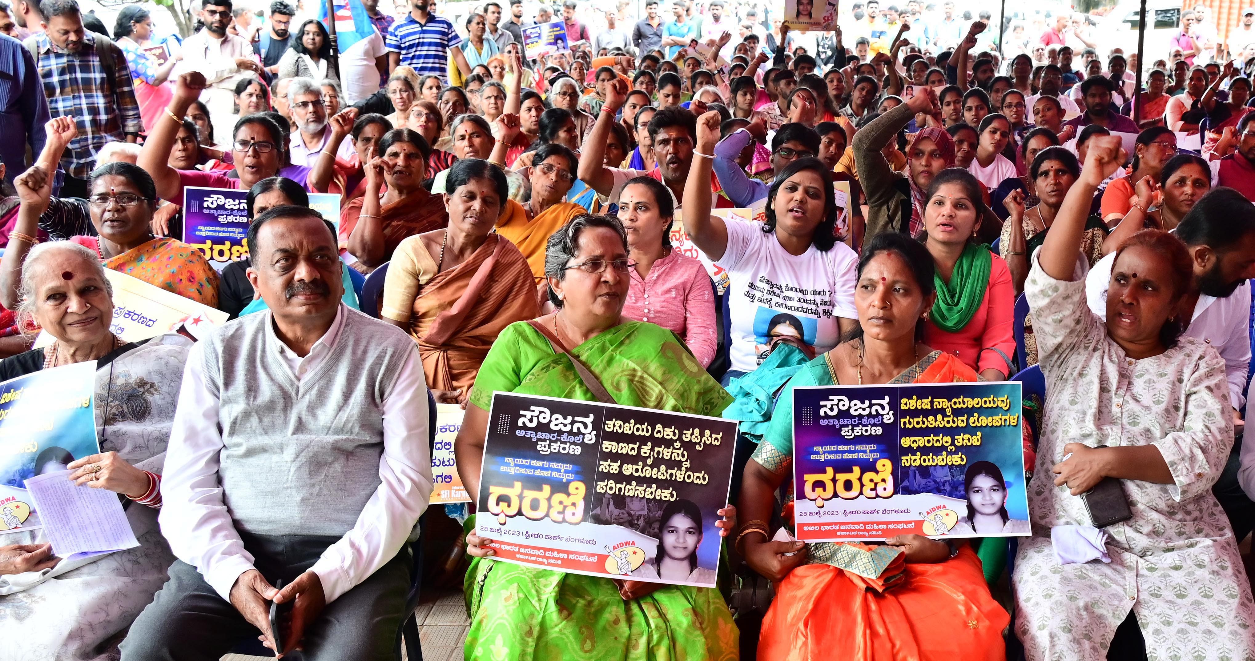 ಬೆಂಗಳೂರಿನ ಸ್ವಾತಂತ್ರ್ಯ ಉದ್ಯಾನದಲ್ಲಿ ಶುಕ್ರವಾರ ಪ್ರತಿಭಟನೆ ನಡೆಸಿದ ಪ್ರಗತಿಪರ ಸಂಘಟನೆಗಳ ಹೋರಾಟ ಸಮಿತಿ ನೇತೃತ್ವದಲ್ಲಿ ಪ್ರತಿಭಟನೆ ನಡೆಯಿತು. ವಿಜಯಾ, ಸಿ.ಎಸ್. ದ್ವಾರಕಾನಾಥ್‌, ಸಬಿಹಾ ಭೂಮಿಗೌಡ, ಸೌಜನ್ಯ ತಾಯಿ ಕುಸುಮಾವತಿ, ಲಕ್ಷ್ಮಿ ಮೊದಲ ಸಾಲಿನಲ್ಲಿದ್ದಾರೆ 