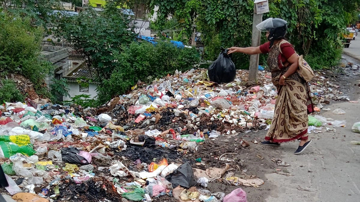 ಕೊಮ್ಮಘಟ್ಟ ಬಳಿ ಕಸ ಸುರಿಯುತ್ತಿರುವ ನಾಗರಿಕರು.