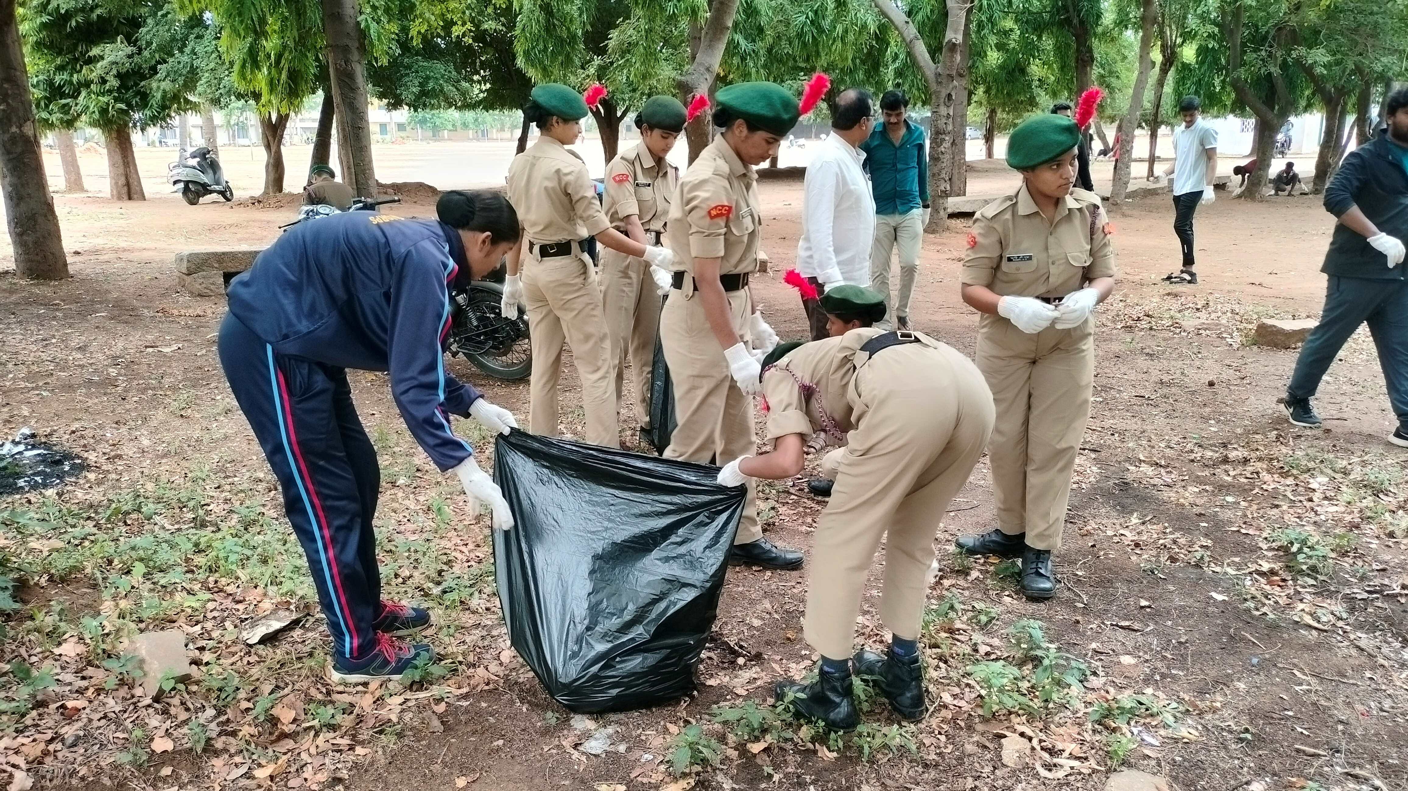 ಕನಕಪುರ ಆರ್‌ಇಎಸ್‌ ಆವರಣದಲ್ಲಿ ಪ್ಲಾಸ್ಟಿಕ್‌ ಸಂಗ್ರಹ ಮಾಡುತ್ತಿರುವುದು