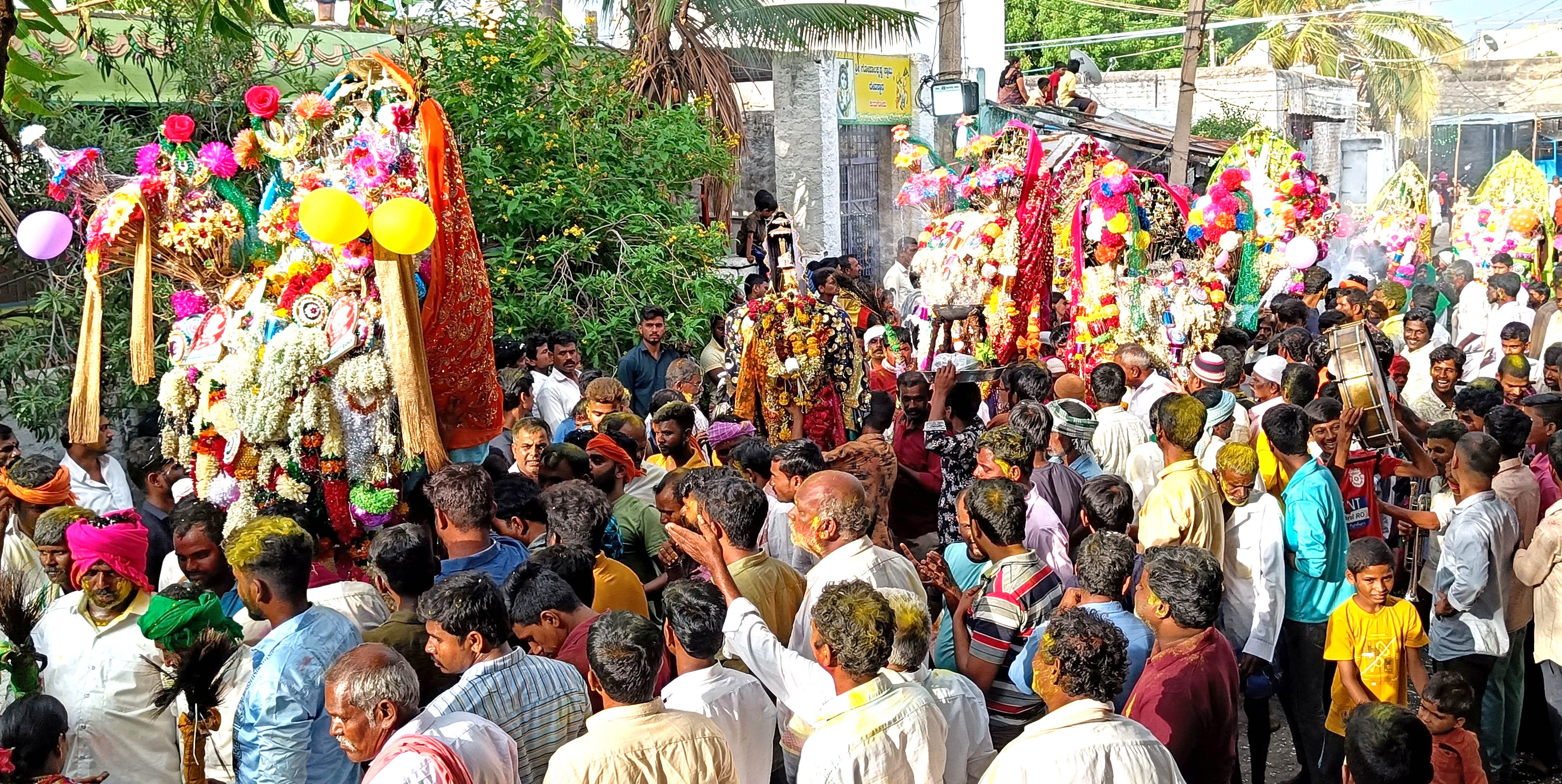 ಕುರುಗೋಡಿನಲ್ಲಿ ಶನಿವಾರ ಪೀರಲ ದೇವರುಗಳ ಕೊನೆ ಸವಾರಿ ಮೆರವಣಿಗೆ ವಿಜೃಂಭಣೆಯಿಂದ ಜರುಗಿತು