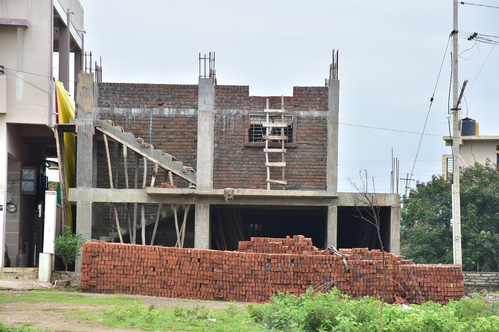 ಕಲಬುರಗಿಯ ಸೇಡಂ ರಸ್ತೆಯಲ್ಲಿರುವ ಬಡಾವಣೆ ಒಂದರಲ್ಲಿ ಮನೆ ನಿರ್ಮಾಣ ಕಾಮಗಾರಿ ಅರ್ಧಕ್ಕೆ ನಿಂತಿರುವುದು