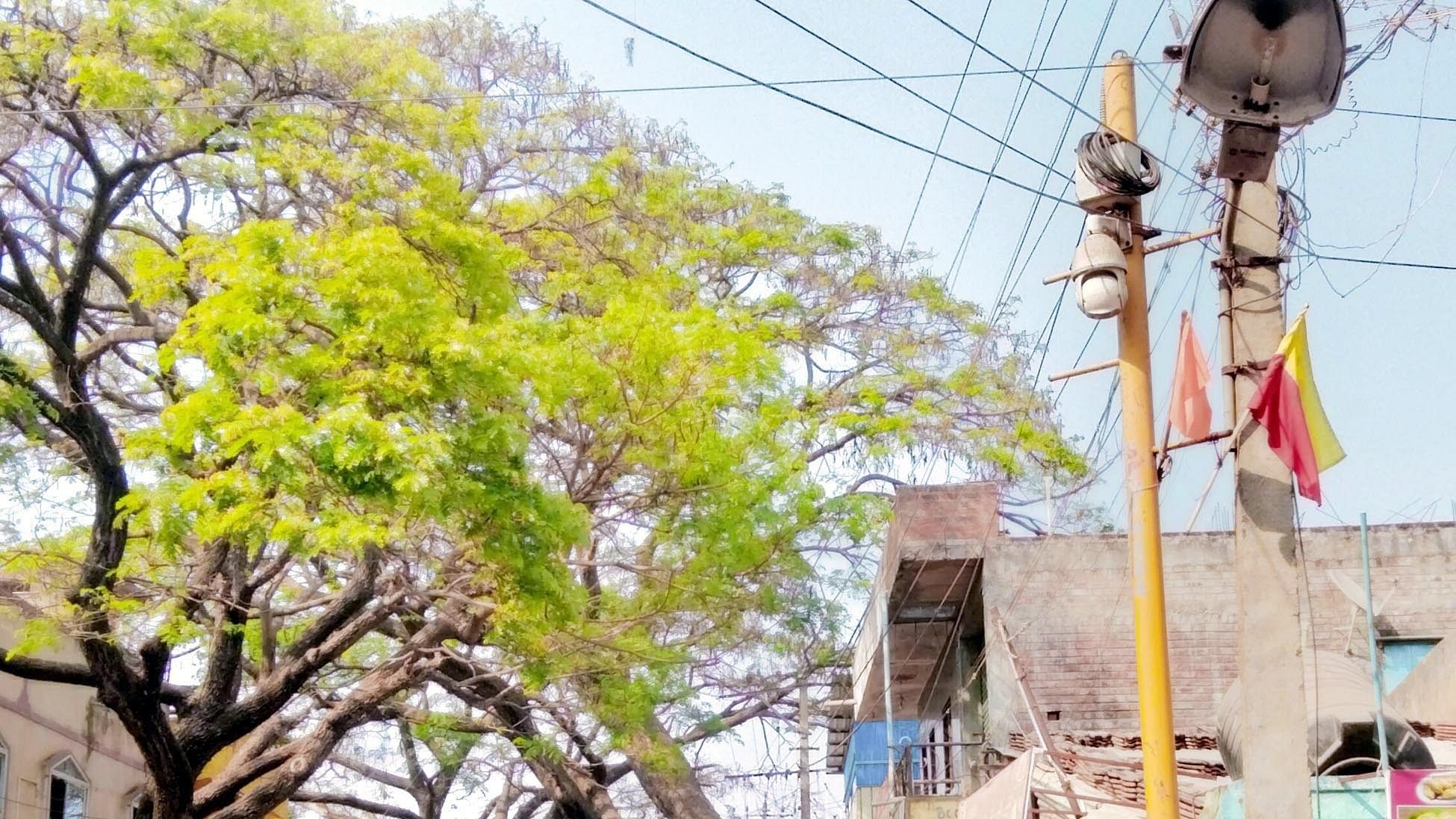 ಸವಣೂರಿನ ಪೊಲೀಸ್‌ ಠಾಣೆ ರಸ್ತೆಯಲ್ಲಿರುವ ಸಿಸಿಟಿವಿ ಕ್ಯಾಮೆರಾ ಹಾಳಾಗಿದೆ 