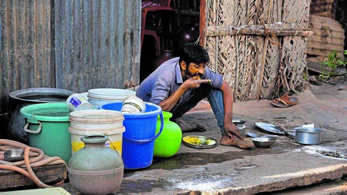 ಚಿತ್ರದುರ್ಗದ ಕವಾಡಿಗರಹಟ್ಟಿಯ ವ್ಯಕ್ತಿಯೊಬ್ಬರು ಮನೆ ಕಿರಿದಾಗಿದ್ದರಿಂದ ಹೊರಗೆ ಕುಳಿತು ಊಟ ಮಾಡಿದರು.

ಪ್ರಜಾವಾಣಿ ಚಿತ್ರ: ವಿ.ಚಂದ್ರಪ್ಪ