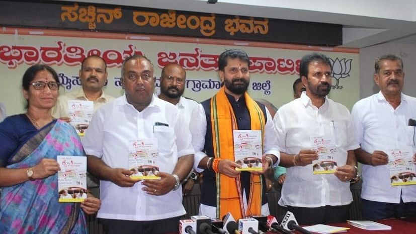 ಮೈಸೂರಿನ ಬಿಜೆಪಿ ಕಚೇರಿಯಲ್ಲಿ ಮಂಗಳವಾರ ‘ಹಳಿ ತಪ್ಪಿದ ಆಡಳಿತ’ ಕೃತಿಯನ್ನು ಬಿಜೆಪಿ ಮುಖಂಡ ಸಿ.ಟಿ.ರವಿ ಬಿಡುಗಡೆ ಮಾಡಿದರು. ಜಿಲ್ಲಾ ಗ್ರಾಮಾಂತರ ಬಿಜೆಪಿ ಘಟಕದ ಅಧ್ಯಕ್ಷೆ ಮಂಗಳಾ ಸೋಮಶೇಖರ್‌, ಶಾಸಕ ಟಿ.ಎಸ್‌.ಶ್ರೀವತ್ಸ, ಮುಖಂಡರಾದ ಎಲ್‌.ನಾಗೇಂದ್ರ, ಮಿರ್ಲೆ ಶ್ರೀನಿವಾಸಗೌಡ ಇದ್ದರು