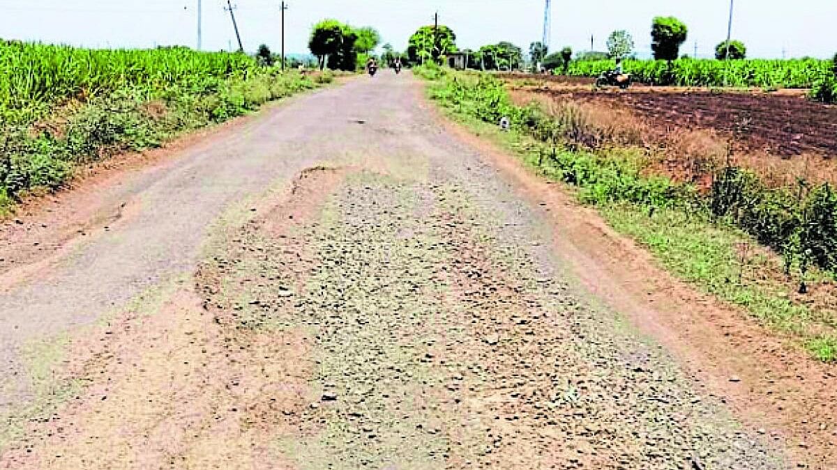 ಬೈಲಹೊಂಗಲ ತಾಲ್ಲೂಕಿನ ಯರಡಾಲದಿಂದ ದೇವಲಾಪೂರ ಗ್ರಾಮ ಸಂಪರ್ಕಿಸುವ ರಸ್ತೆ ಹದಗೆಟ್ಟಿದೆ