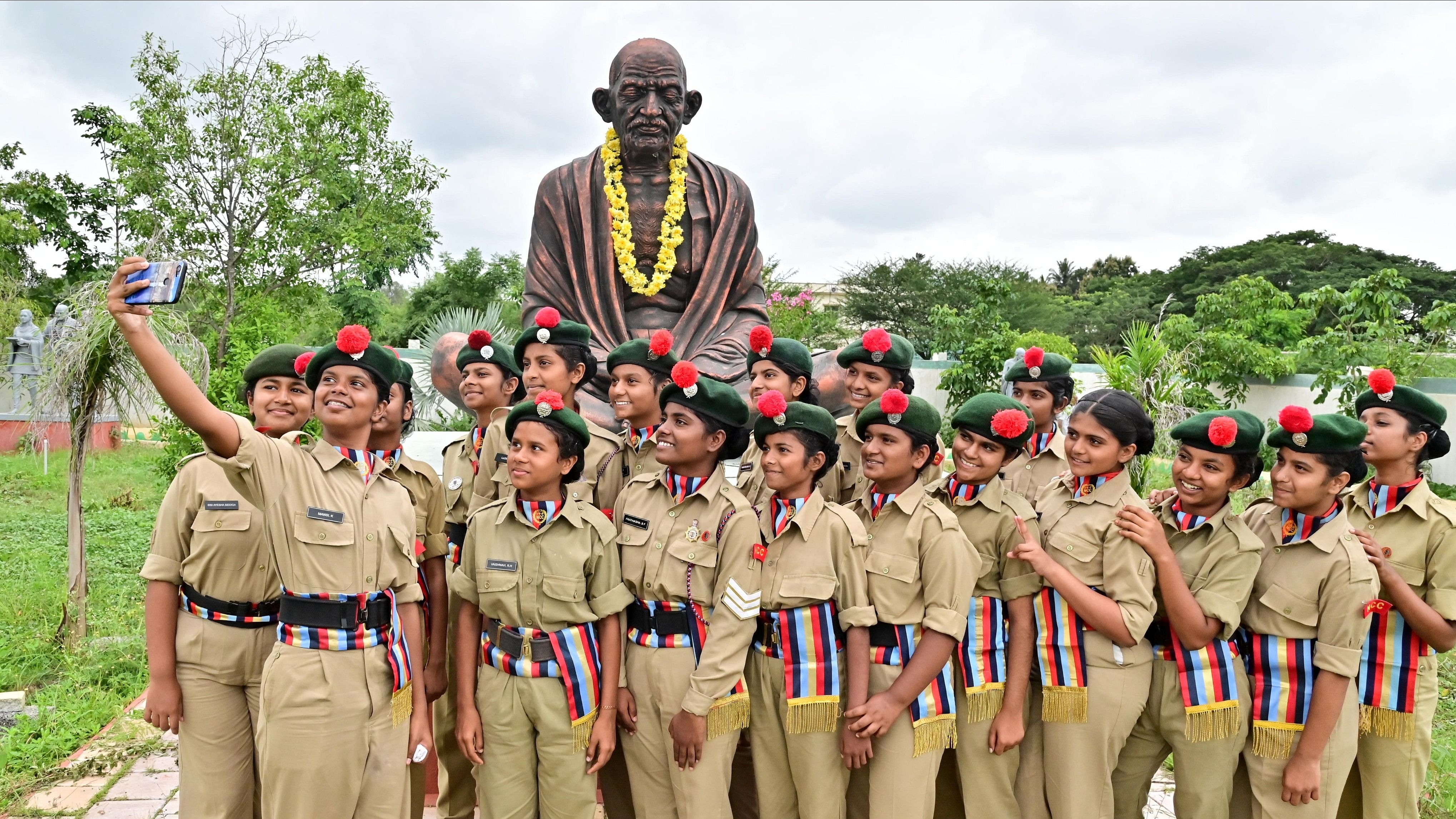 ದಾವಣಗೆರೆಯ ರಾಮನಗರದಲ್ಲಿರುವ ಗಾಂಧಿ ಭವನದಲ್ಲಿ ಆಯೋಜಿಸಿದ್ದ ‘ಕ್ವಿಟ್ ಇಂಡಿಯಾ ಚಳವಳಿ ಒಂದು ನೆನಪು’ ಕಾರ್ಯಕ್ರಮದಲ್ಲಿ ಭಾಗವಹಿಸಿದ್ದ ಎನ್‌ಸಿಸಿ ಕೆಡೆಟ್‌ಗಳು ಗಾಂಧಿ ಪ್ರತಿಮೆ ಮುಂಭಾಗದಲ್ಲಿ ಸೆಲ್ಫಿ ತೆಗೆದುಕೊಳ್ಳುತ್ತಿರುವುದು
–ಪ್ರಜಾವಾಣಿ ಚಿತ್ರ/ ಸತೀಶ್ ಬಡಿಗೇರ್