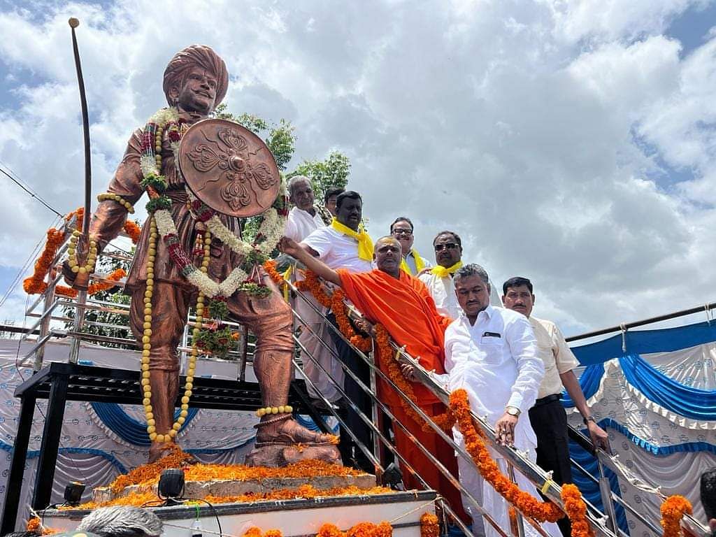 ಅಳವಂಡಿ ಸಮೀಪದ ಮೋರನಹಳ್ಳಿ ಗ್ರಾಮದಲ್ಲಿ ನೂತನವಾಗಿ ನಿರ್ಮಾಣಗೊಂಡ ಸಂಗೊಳ್ಳಿ ರಾಯಣ್ಣ ಪ್ರತಿಮೆಯನ್ನು ಶಾಸಕ ರಾಘವೇಂದ್ರ ಹಿಟ್ನಾಳ ಅನಾವರಣಗೊಳಿಸಿದರು