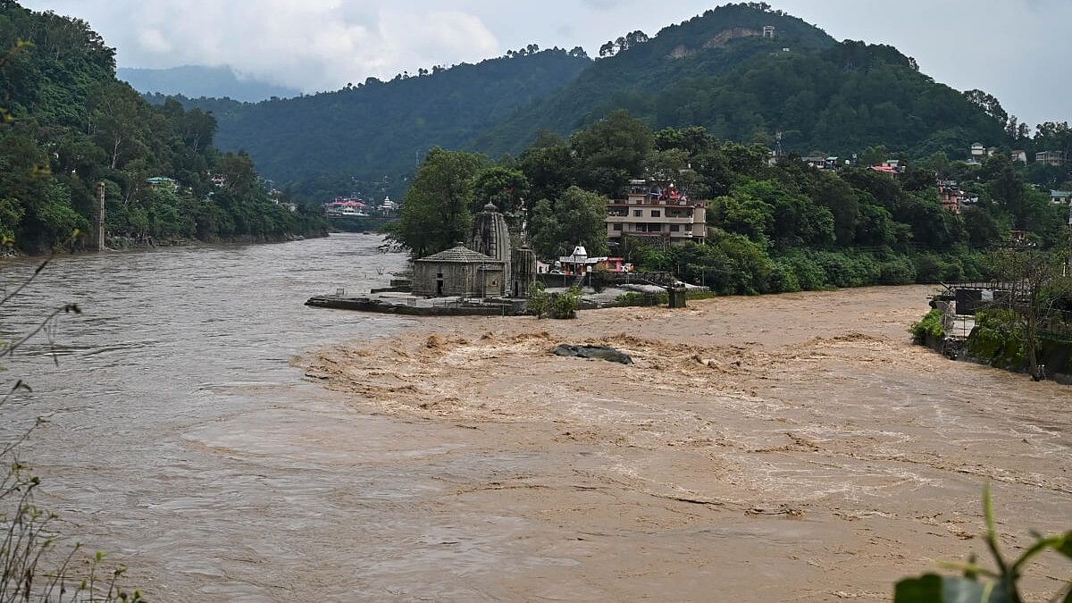 ಬಿಯಾಸ್ ನದಿ ಉಕ್ಕಿ ಹರಿಯುತ್ತಿರುವ ದೃಶ್ಯ