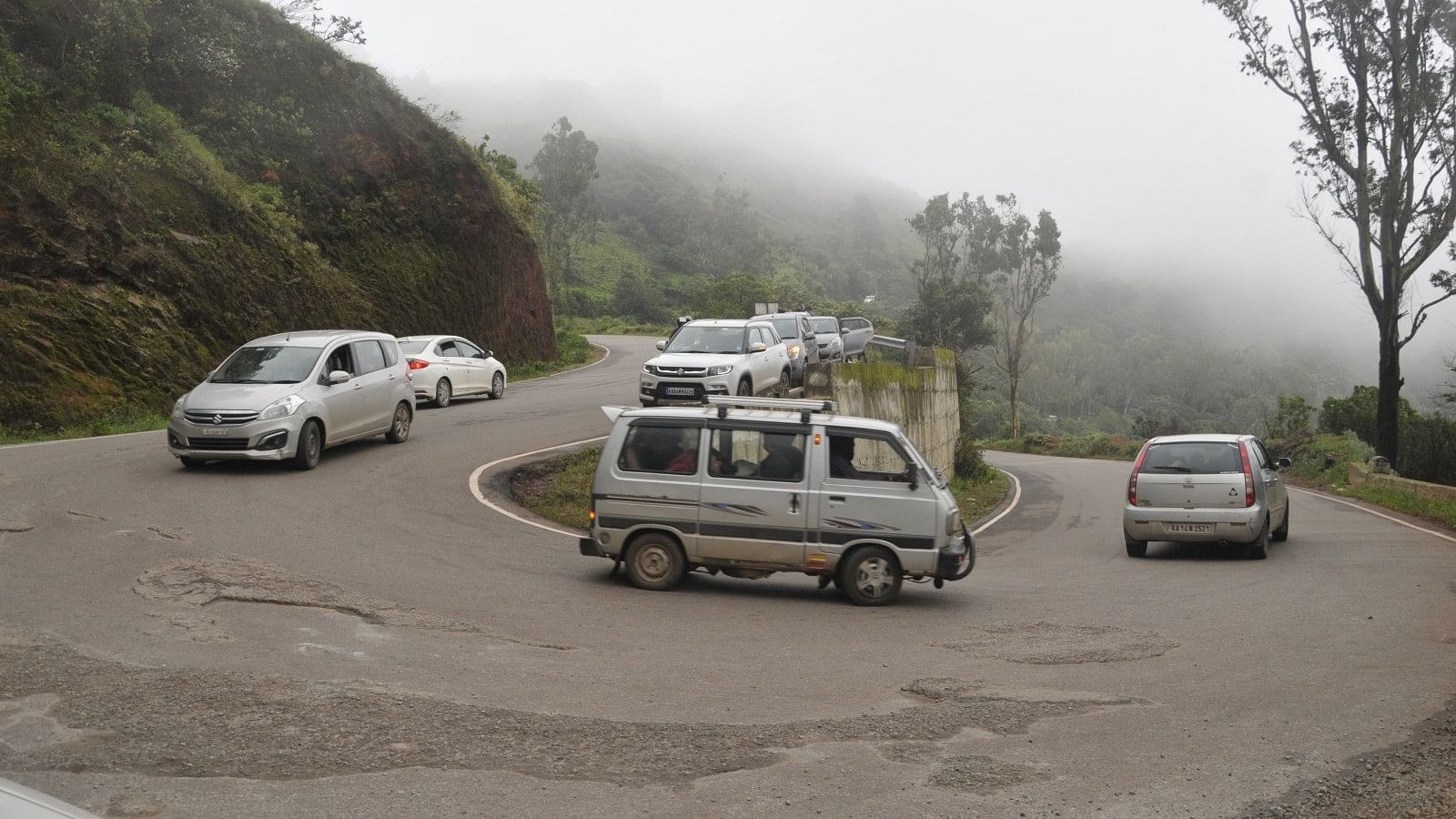 ದತ್ತಪೀಠ ರಸ್ತೆಯಲ್ಲಿ ವಾಹನಗಳ ಸಾಲು