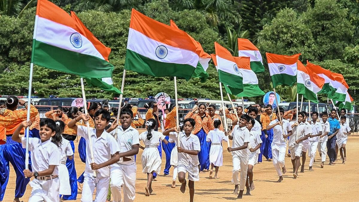 ಬೆಂಗಳೂರಿನ ಮಾಣಿಕ ಷಾ ಪರೇಡ್ ಮೈದಾನದಲ್ಲಿ Independence Day 2023 ಪ್ರಯುಕ್ತ ಸರ್ಕಾರಿ ಶಾಲಾ ಬಾಲಕರಿಂದ ನೃತ್ಯದ ಸಿದ್ದತೆ