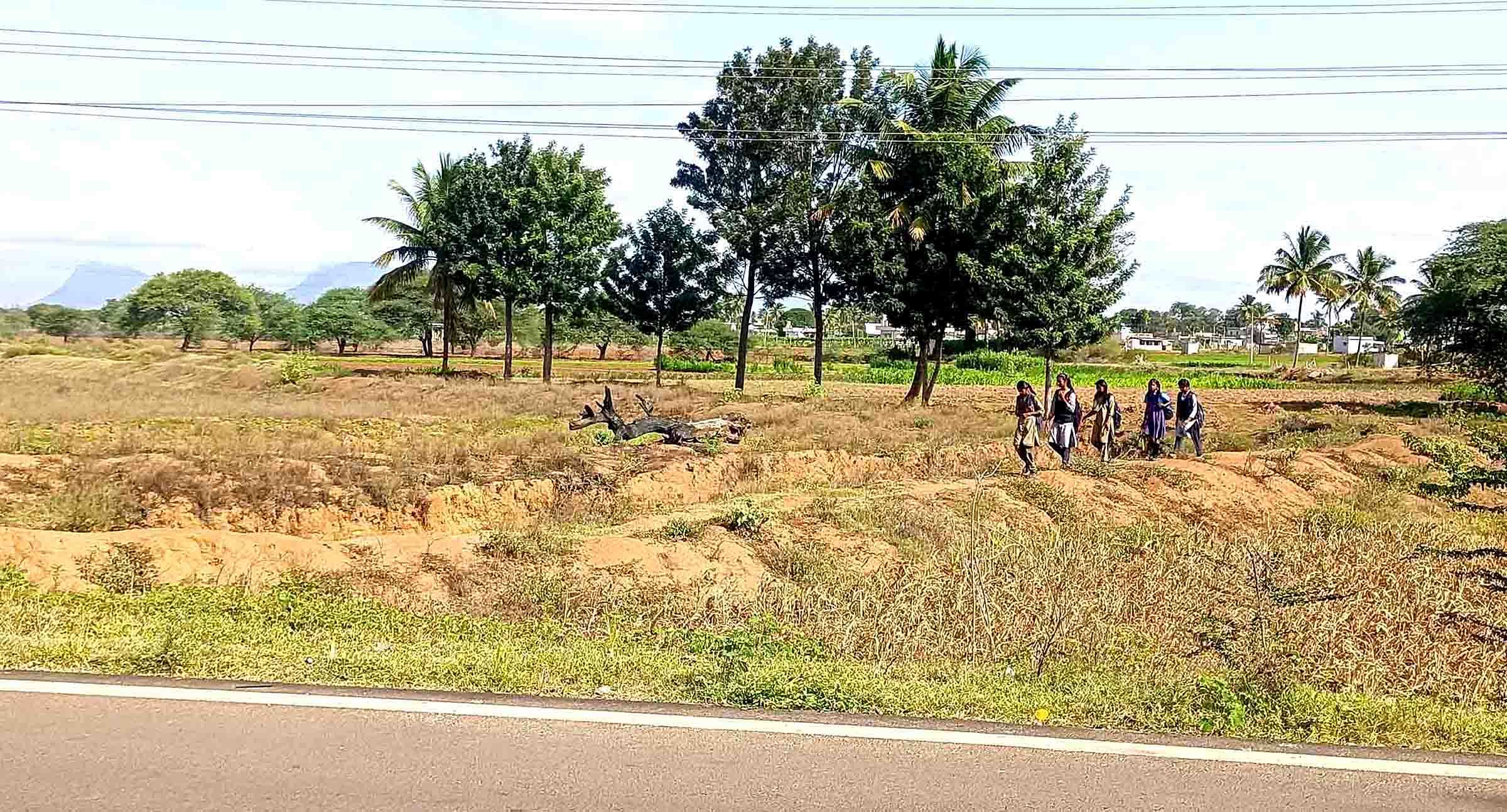 ವಿಜಯಪುರ ಹೋಬಳಿ ಚಂದೇನಹಳ್ಳಿ ಗ್ರಾಮದಿಂದ ಶಾಲೆಗೆ ಹೋಗಲು ವಿದ್ಯಾರ್ಥಿನಿಯರು ಕೆರೆಯಲ್ಲಿ ನಡೆದುಕೊಂಡು ಬರುತ್ತಿದ್ದ ಚಿತ್ರ.