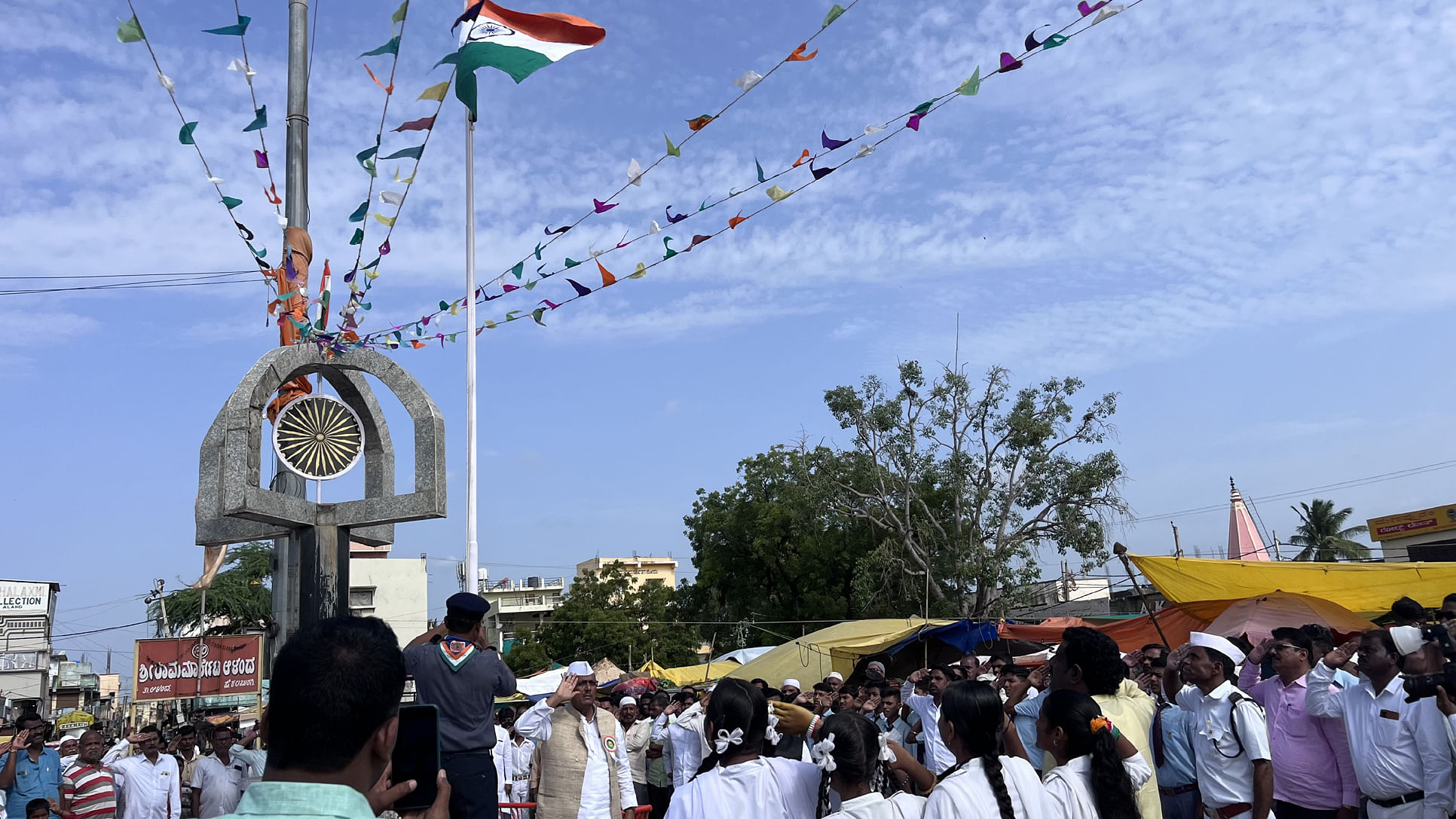 ಆಳಂದದ ಶ್ರೀರಾಮ ಮಾರುಕಟ್ಟೆಯಲ್ಲಿ ಸಾರ್ವಜನಿಕ ಧ್ವಜಾರೋಹಣವನ್ನು ಶಾಸಕ ಬಿ.ಆರ್.ಪಾಟೀಲ ನೇರವೇರಿಸಿದರು.