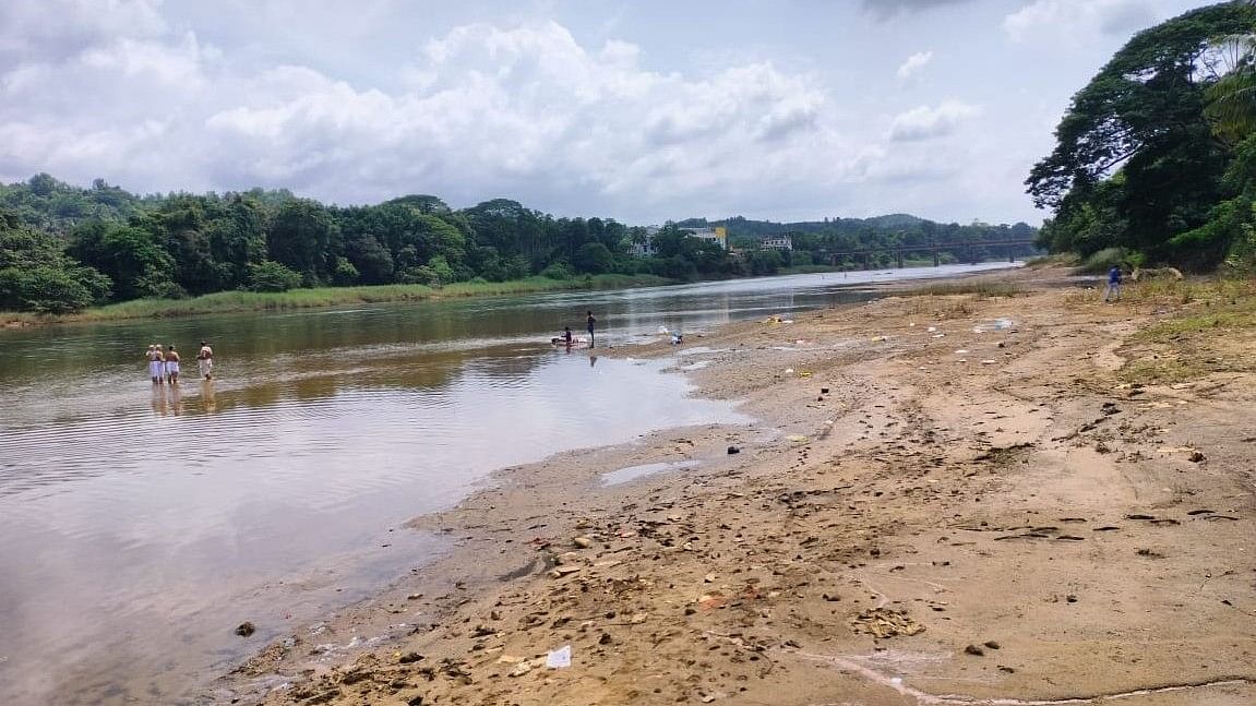 ಉಪ್ಪಿನಂಗಡಿ ಸಹಸ್ರಲಿಂಗೇಶ್ವರ ದೇವಾಲಯದ ಬಳಿ ಸೊರಗಿದ ನೇತ್ರಾವತಿ ನದಿ