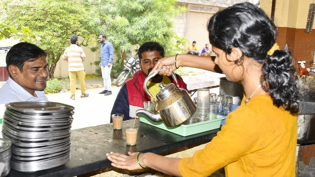 ಶಿವಮೊಗ್ಗದ ಗಾಂಧಿ ನಗರದ ಕ್ಯಾಂಟೀನ್‌ನಲ್ಲಿ ಮಂಗಳವಾರ ಗ್ರಾಹಕರಿಗೆ ಚಹಾ ಹಾಕಿ ಕೊಡುತ್ತಿರುವುದು 