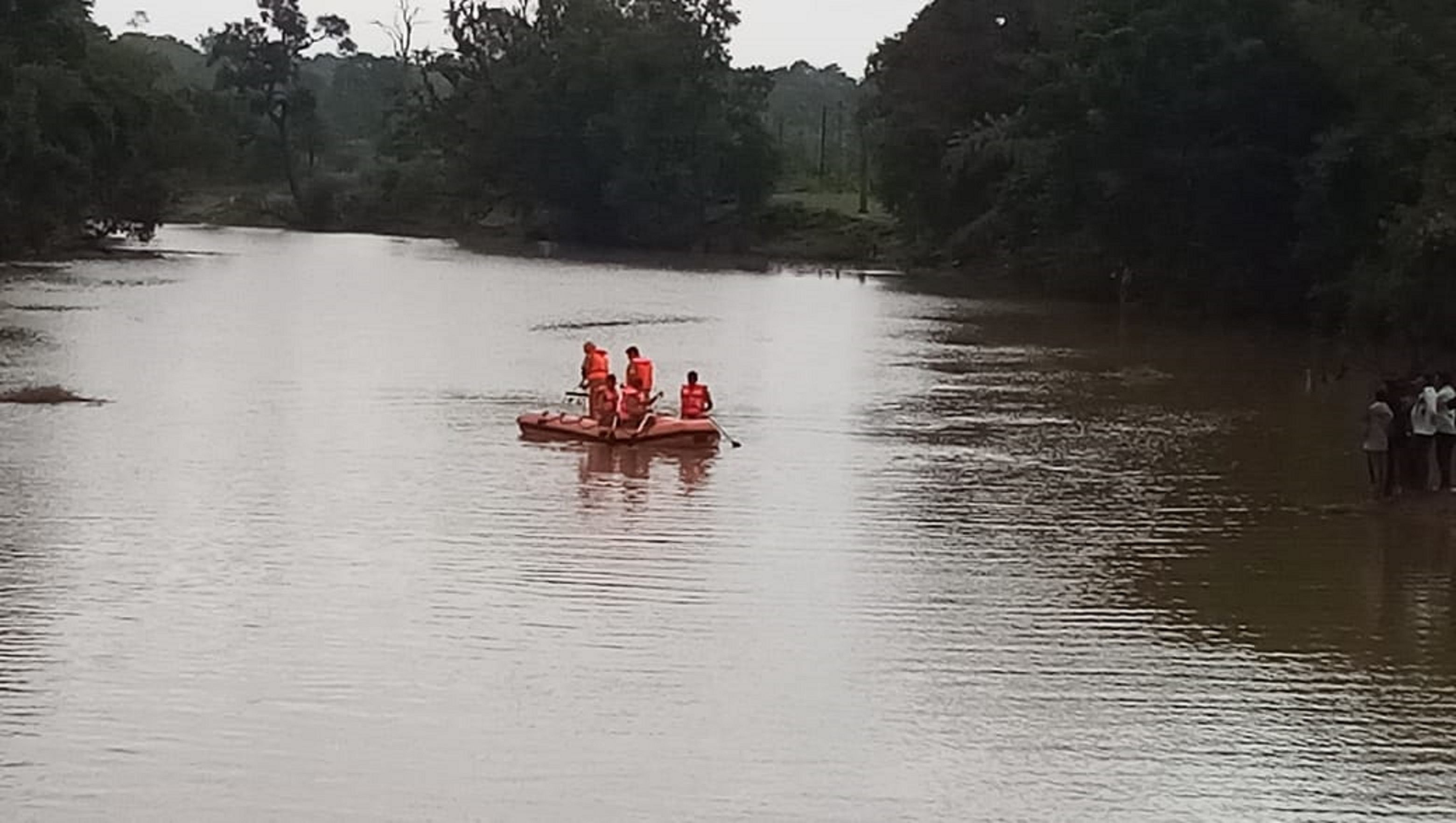 ಕೊಡಗು ಜಿಲ್ಲೆಯ ಕುಶಾಲನಗರದ ಹಾರಂಗಿ ಜಲಾಶಯದ ಕೆಳಭಾಗದ ಸೇತುವೆಯಿಂದ ಜಾರಿಬಿದ್ದ ಪ್ರವಾಸಿಗ ಸಂದೀಪ ಅವರಿಗಾಗಿ ಗುರುವಾರ ಶೋಧ ಕಾರ್ಯ ನಡೆಯಿತು