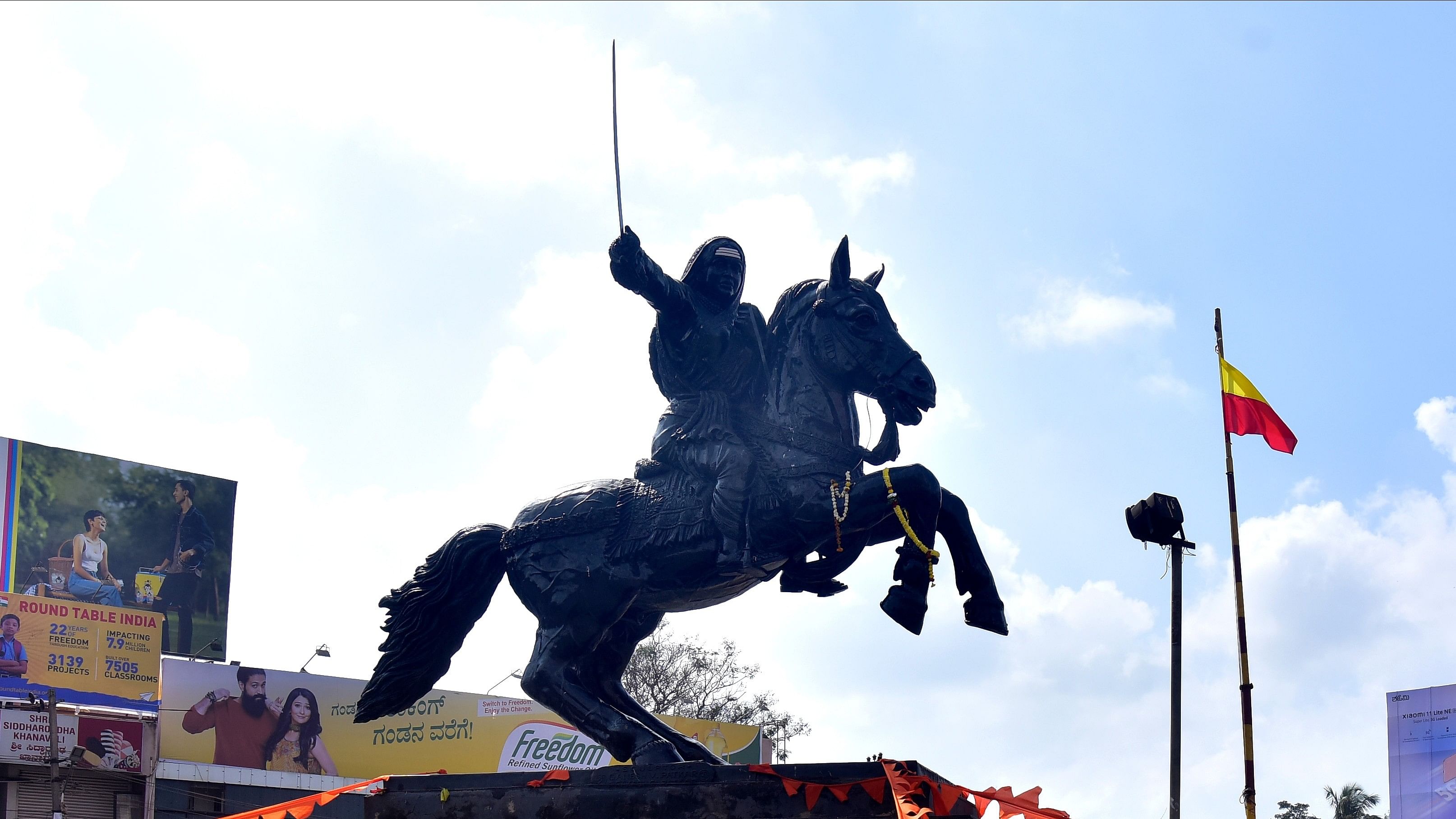 ಹುಬ್ಬಳ್ಳಿ ಕಿತ್ತೂರು ರಾಣಿ ಚನ್ನಮ್ಮ ವೃತ್ತದಲ್ಲಿ ಇರುವ ಅಶ್ವಾರೂಢ ರಾಣಿಚನ್ನಮ್ಮ ಮೂರ್ತಿ
ಪ್ರಜಾವಾಣಿ ಚಿತ್ರ: ಗೋವಿಂದರಾಜ ಜವಳಿ