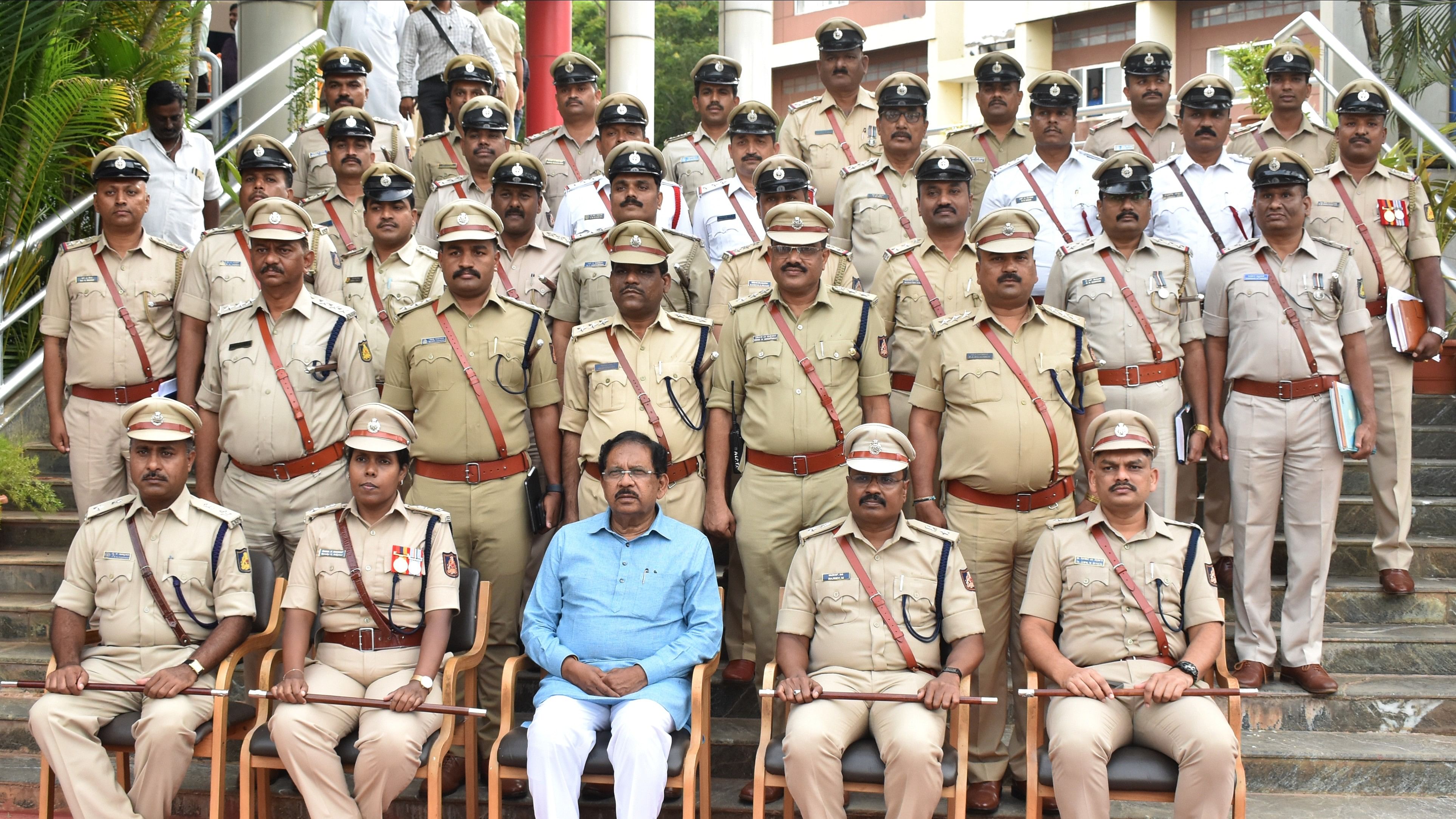 ಹುಬ್ಬಳ್ಳಿಯ ನವನಗರದ ಪೊಲೀಸ್‌ ಕಮಿಷನರ್‌ ಕಚೇರಿಯಲ್ಲಿ ಗೃಹಸಚಿವ ಜಿ. ಪರಮೇಶ್ವರ ಪ್ರಗತಿಪರಿಶೀಲನಾ ಸಭೆ ನಡೆಸಿದ ನಂತರ ಹುಬ್ಬಳ್ಳಿ–ಧಾರವಾಡ ಮಹಾನಗರ ಪೊಲೀಸ್‌ ಅಧಿಕಾರಿಗಳು ಅವರ ಜೊತೆ ಗ್ರೂಪ್‌ ಫೊಟೊ ತೆಗೆಸಿಕೊಂಡರು