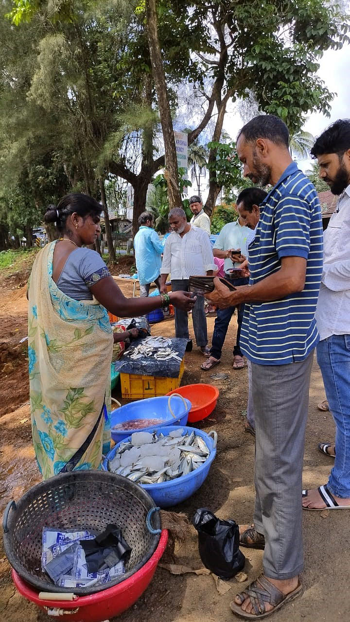 ಯಲ್ಲಾಪುರ ಪಟ್ಟಣದ ರಸ್ತೆ ಬದಿಯಲ್ಲಿ ಮೀನು ಮಾರುತ್ತಿರುವ ಮಹಿಳೆಯರು