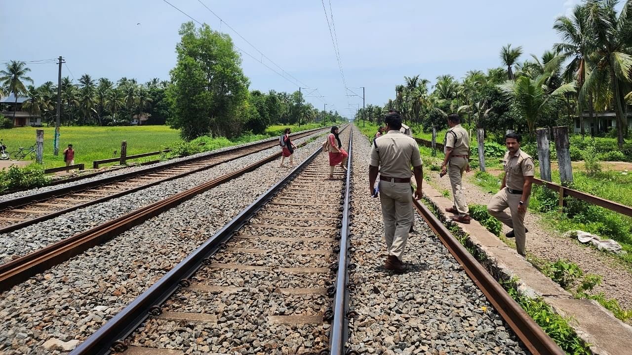 ಕಾಞಂಗಾಡು ರೈಲುಹಳಿಯಲ್ಲಿ ಡಿ.ವೈ.ಎಸ್.ಪಿ. ಪಿ.ಬಾಲಕೃಷ್ಣನ್ ನಾಯರ್ ನೇತೃತ್ವದಲ್ಲಿ ನಡೆಯುತ್ತಿರುವ ತನಿಖೆ. 