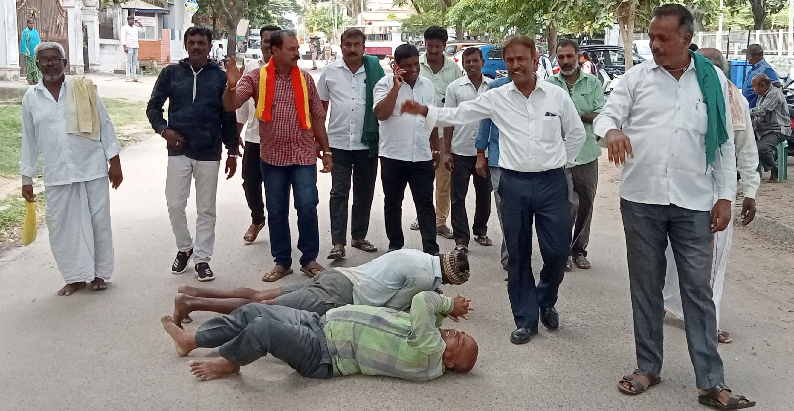 ಕೆಆರ್‌ಎಸ್‌ ಜಲಾಶಯದಿಂದ ತಮಿಳುನಾಡಿಗೆ ನೀರು ಹರಿಸುತ್ತಿರುವ ಕ್ರಮವನ್ನು ಖಂಡಿಸಿ ರೈತರಾದ ಮರಳಾಗಾಲ ಮಂಜುನಾಥ್‌ ಮತ್ತು ಪಾಲಹಳ್ಳಿಯ ಟಿ. ಗೋವಿಂದು ಶ್ರೀರಂಗಪಟ್ಟಣದಲ್ಲಿ ಸೋಮವಾರ ಉರುಳು ಸೇವೆ ನಡೆಸಿದರು. ವಿವಿಧ ಸಂಘಟನೆಗಳ ಮುಖಂಡರು ಜತೆಯಲ್ಲಿ ಹೆಜ್ಜೆ ಹಾಕಿದರು