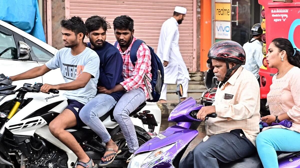 ದಾವಣಗೆರೆಯಲ್ಲಿ ದ್ವಿಚಕ್ರ ವಾಹನ ಸವಾರರು ಸಂಚಾರ ನಿಯಮಗಳನ್ನು ಪಾಲಿಸದೇ ಬೇಕಾಬಿಟ್ಟಿಯಾಗಿ ವಾಹನ ಚಲಾಯಿಸುತ್ತಿರುವುದು –ಪ್ರಜಾವಾಣಿ ಚಿತ್ರ

