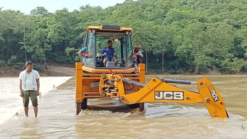 ಯಲ್ಲಾಪುರ ತಾಲ್ಲೂಕು ಪಣಸಗುಳಿ ಸೇತುವೆಯ ಪೈಪಿನಲ್ಲಿ ಸಿಕ್ಕಿಬಿದ್ದ ಕಸಕಡ್ಡಿಗಳನ್ನು ಜೆಸಿಬಿ ನೆರವಿನಿಂದ ಸ್ವಚ್ಛಗೊಳಿಸುತ್ತಿರುವುದು.