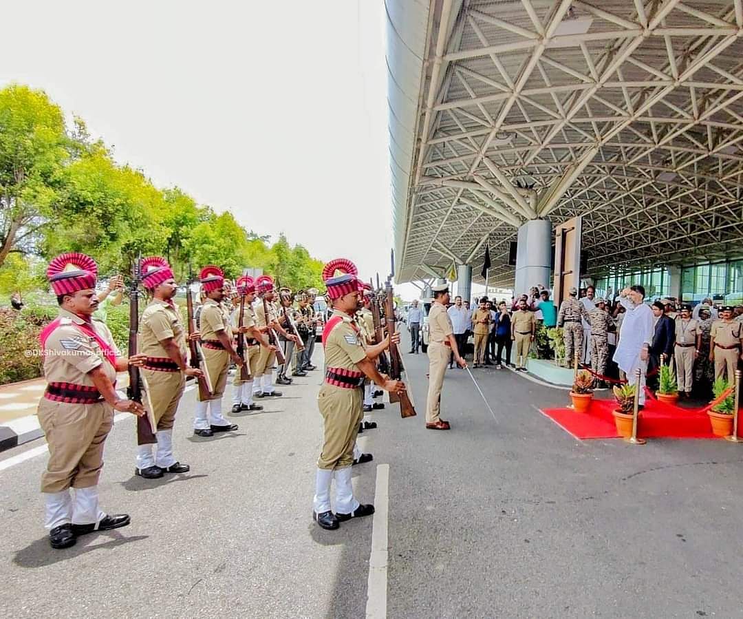 ಗೃಹಲಕ್ಷ್ಮಿ ಯೋಜನೆಗೆ ಚಾಲನೆ ನೀಡುವ ಕಾರ್ಯಕ್ರಮದ ಪೂರ್ವ ಸಿದ್ಧತೆ ಪರಿಶೀಲಿಸಲು ಮೈಸೂರಿನ ಮಂಡಕಳ್ಳಿ ವಿಮಾನನಿಲ್ದಾಣಕ್ಕೆ ಗುರುವಾರ ಬಂದಿಳಿದ ಉಪ ಮುಖ್ಯಮಂತ್ರಿ ಡಿ.ಕೆ.ಶಿವಕುಮಾರ್‌ ಪೊಲೀಸ್ ಗೌರವರಕ್ಷೆ ಸ್ವೀಕರಿಸಿದರು.