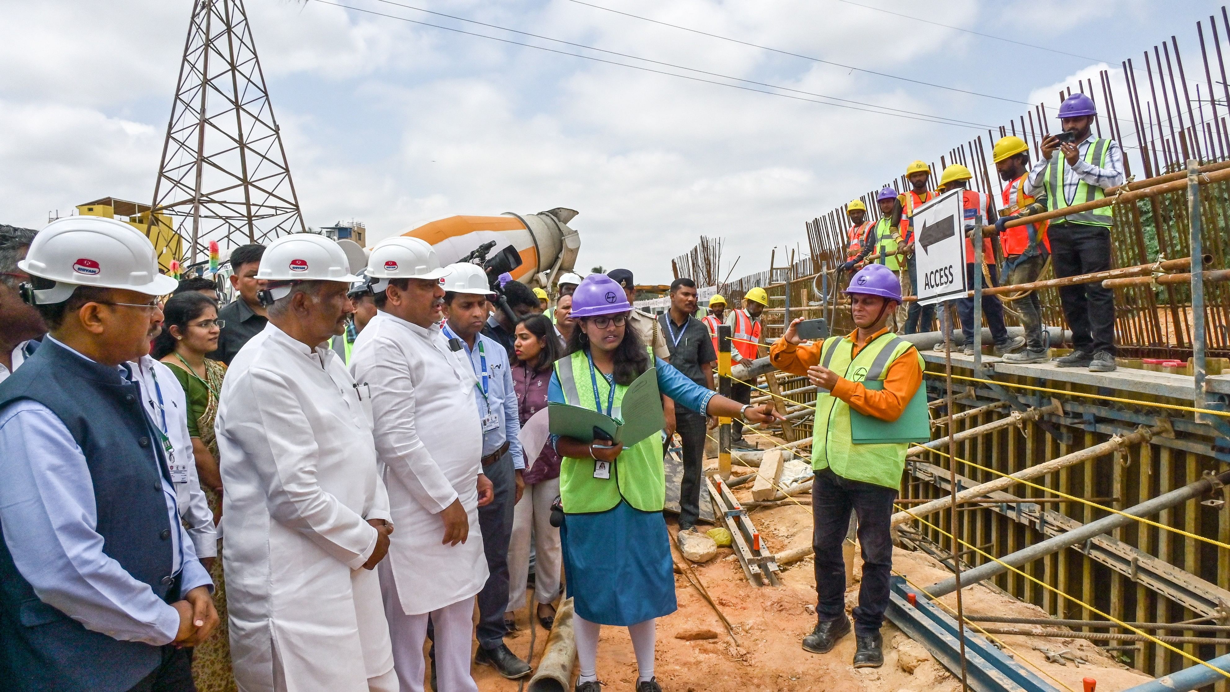 ಬೆಂಗಳೂರು ಉಪನಗರ ರೈಲು ಯೋಜನೆಯ ಕಾರಿಡಾರ್‌– 2 ನಿರ್ಮಾಣ ಕಾಮಗಾರಿ ವಿವರಗಳನ್ನು ಸಚಿವ ಎಂ.ಬಿ. ಪಾಟೀಲ ಅವರಿಗೆ ಕೆ–ರೈಡ್ ಸಂಸ್ಥೆಯ ಸಿಬ್ಬಂದಿ ವಿವರಿಸಿದರು. ಮೂಲಸೌಕರ್ಯ ಅಭಿವೃದ್ಧಿ ಇಲಾಖೆಯ ಹೆಚ್ಚುವರಿ ಮುಖ್ಯ ಕಾರ್ಯದರ್ಶಿ ಗೌರವ್ ಗುಪ್ತ , ಇಂಧನ ಸಚಿವ ಕೆ.ಜೆ. ಜಾರ್ಜ್ ಇದ್ದರು. 