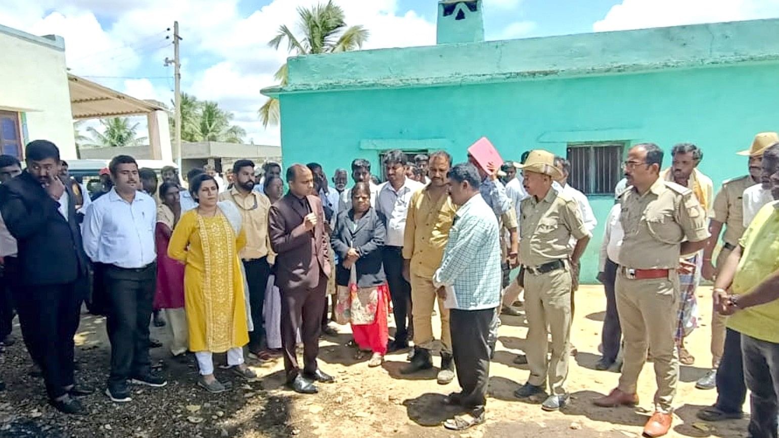 ದೊಡ್ಡಬಳ್ಳಾಪುರ ತಾಲ್ಲೂಕಿನ ಕಲ್ಲುಕುಂಟೆ ಗ್ರಾಮಕ್ಕೆ ಜಿಲ್ಲಾ ಕಾನೂನು ಸೇವಾ ಪ್ರಾಧಿಕಾರದ ಸದಸ್ಯ ಕಾರ್ಯದರ್ಶಿ ಹಾಗೂ ಹಿರಿಯ ಸಿವಿಲ್ ನ್ಯಾಯಾಧೀಶರಾದ ಸಂದೀಪ್ ಸಾಲಿಯಾನ ಭೇಟಿ ನೀಡಿ ಜನರ ಕುಂದು ಕೊರತೆಗಳನ್ನು ಆಲಿಸಿದರು