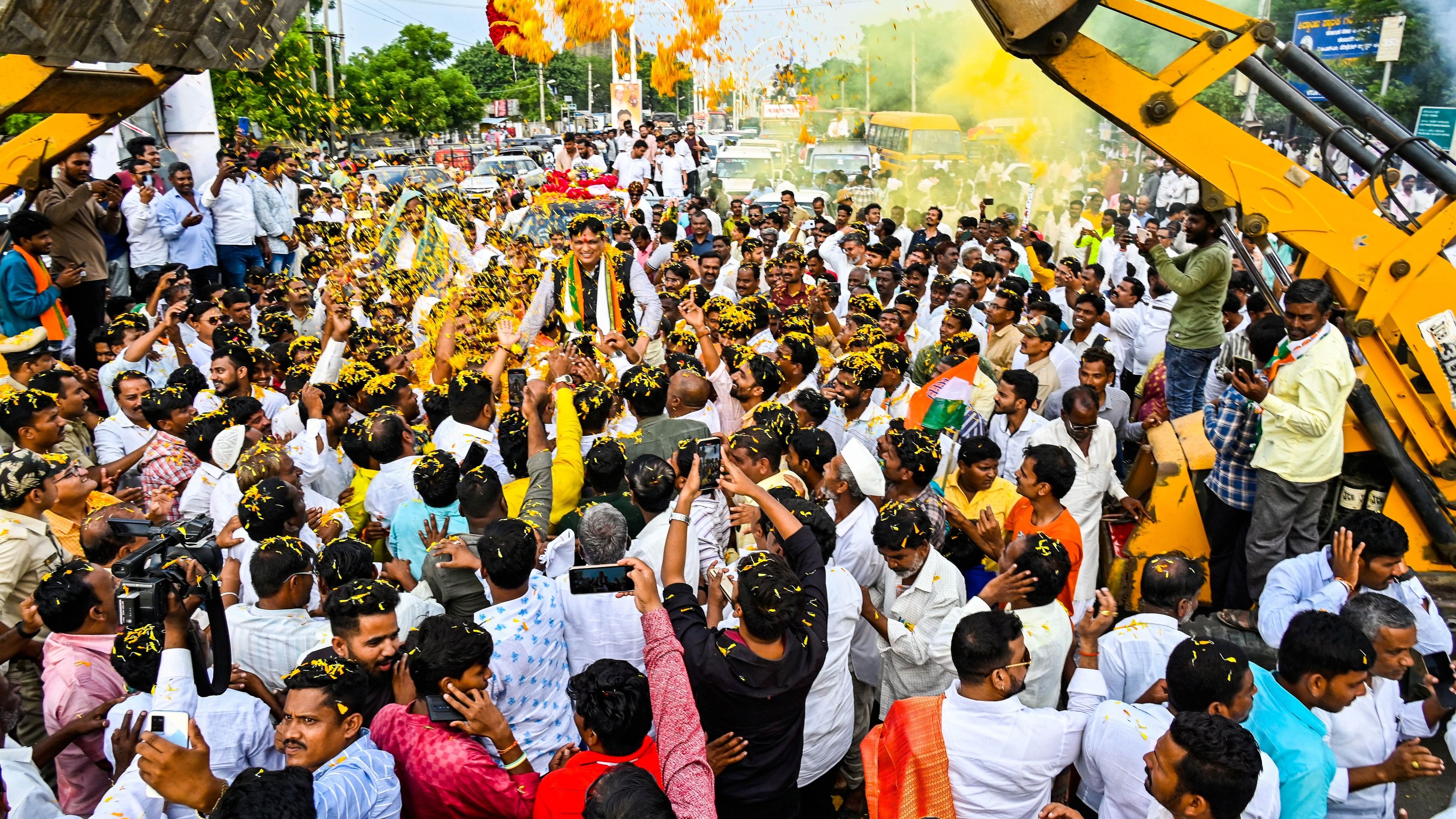 ಕೆಕೆಆರ್‌ಡಿಬಿ ನೂತನ ಅಧ್ಯಕ್ಷರಾಗಿ ನೇಮಕವಾದ ಡಾ. ಅಜಯ್‌ ಸಿಂಗ್ ಅವರನ್ನು ಕಲಬುರಗಿ ವಿಮಾನ ನಿಲ್ದಾಣದಿಂದ ಮೆರವಣಿಗೆ ಮೂಲಕ ಕರೆತರುವ ಸಂದರ್ಭದಲ್ಲಿ ಕ್ರೇನ್ ಮೂಲಕ ಬೃಹತ್ ಹೂಮಾಲೆ ಹಾಕಿ ಸ್ವಾಗತಿಸಲಾಯಿತು      –ಪ್ರಜಾವಾಣಿ ಚಿತ್ರ