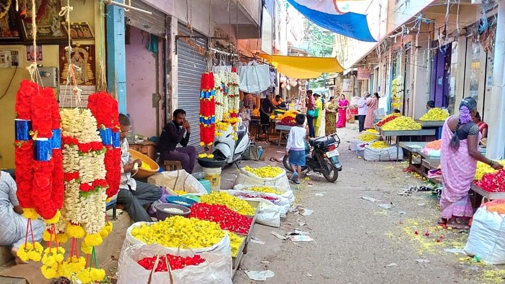 ದೊಡ್ಡಬಳ್ಳಾಪುರ ನಗರದ ಕೆಎಸ್‌ಆರ್‌ಟಿ ಬಸ್‌ ನಿಲ್ದಾಣ ಸಮೀಪದ ಗಲ್ಲಿ ರಸ್ತೆಯಲ್ಲಿ ಈಗ ಇರುವ ಹೂವು ಮಾರುಕಟ್ಟೆ
