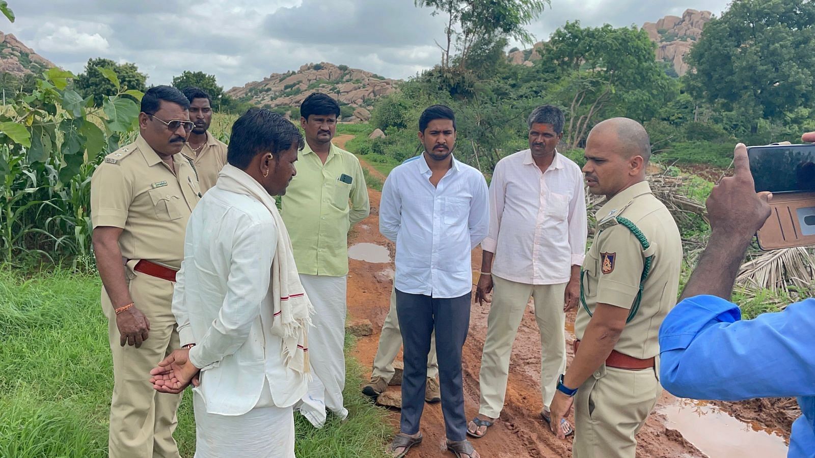 ಅರಣ್ಯ ಇಲಾಖೆ ಅಧಿಕಾರಿಗಳು ಪರಿಶೀಲನೆ ನಡೆಸಿದರು.