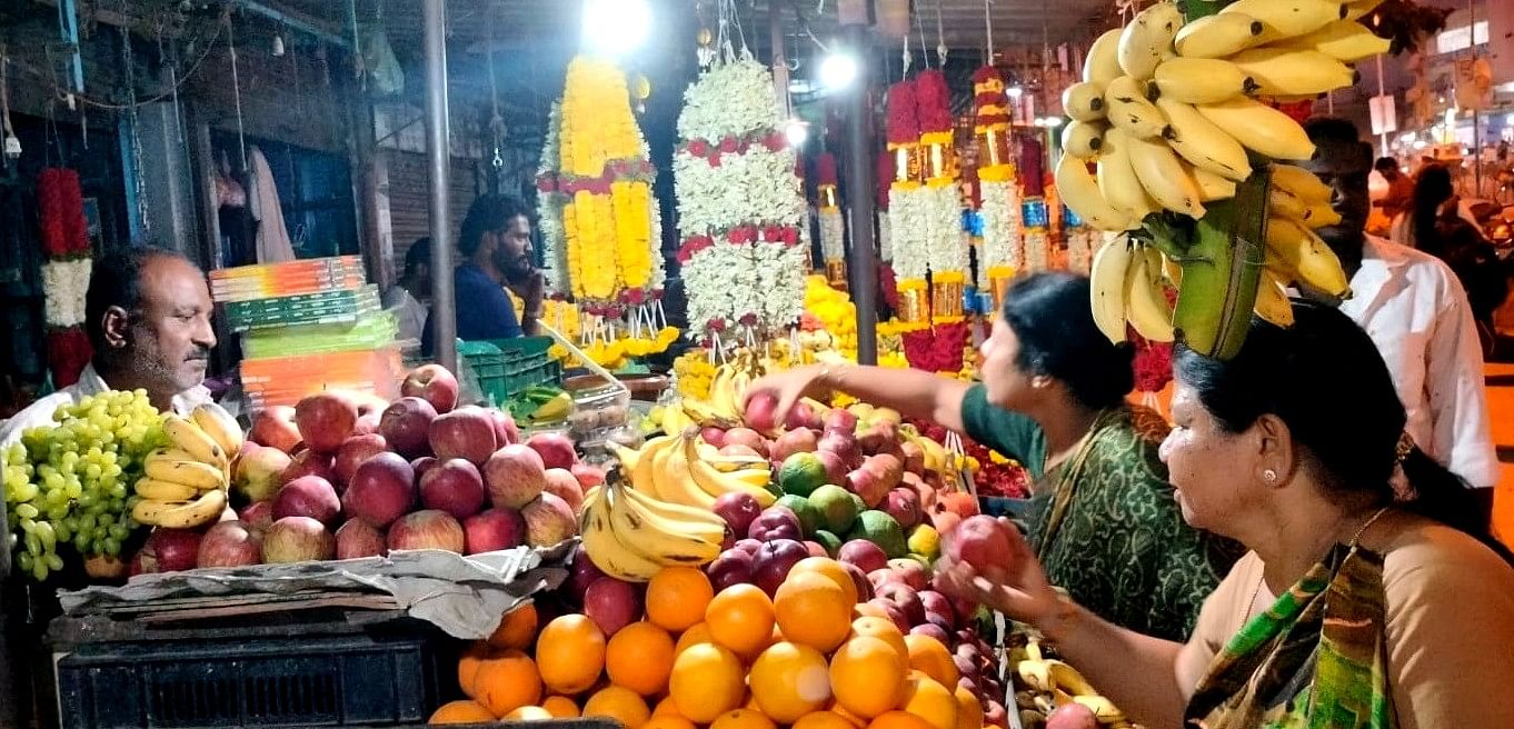 ರಾಮನಗರದ ಹಳೇ ಬಸ್ ನಿಲ್ದಾಣ ವೃತ್ತದಲ್ಲಿ ಮಹಿಳೆಯರು ಹೂವು, ಹಣ್ಣು ಖರೀದಿಸಿದರು
ಪ್ರಜಾವಾಣಿ ಚಿತ್ರ: ಚಂದ್ರೇಗೌಡ