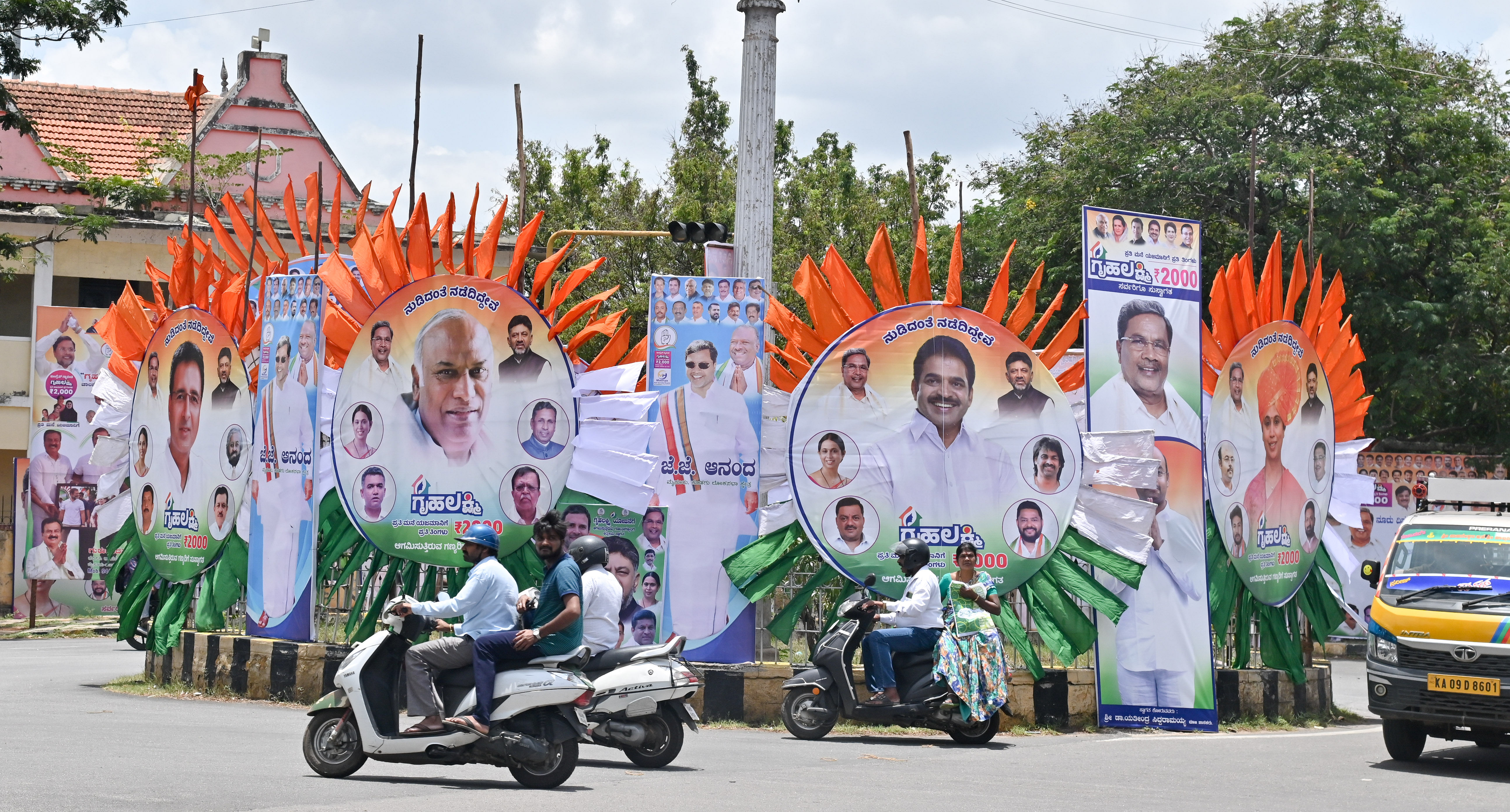 ಗೃಹಲಕ್ಷ್ಮಿ ಯೋಜನೆಗೆ ಚಾಲನೆ ಕಾರ್ಯಕ್ರಮದ ಅಂಗವಾಗಿ ಮೈಸೂರು ನಗರದ ಏಕಲವ್ಯ ವೃತ್ತದಲ್ಲಿ ರಾರಾಜಿಸುತ್ತಿರುವ ಕಾಂಗ್ರೆಸ್ ನಾಯಕರ ಫ್ಲೆಕ್ಸ್‌ಗಳು
ಪ್ರಜಾವಾಣಿ ಚಿತ್ರ.