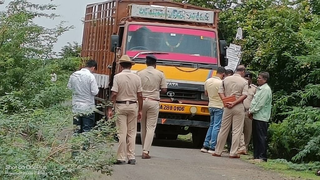 ಹುನಗುಂದ ತಾಲ್ಲೂಕಿನ ಕೂಡಲಸಂಗಮ ಕಳಸದ ಮಾರ್ಗದಲ್ಲಿ ಕಳವು ನಡೆದ ಸ್ಥಳಕ್ಕೆ ಪೊಲೀಸರು ಭೇಟಿ ನೀಡಿ ಪರಿಶೀಲಿಸಿದರು