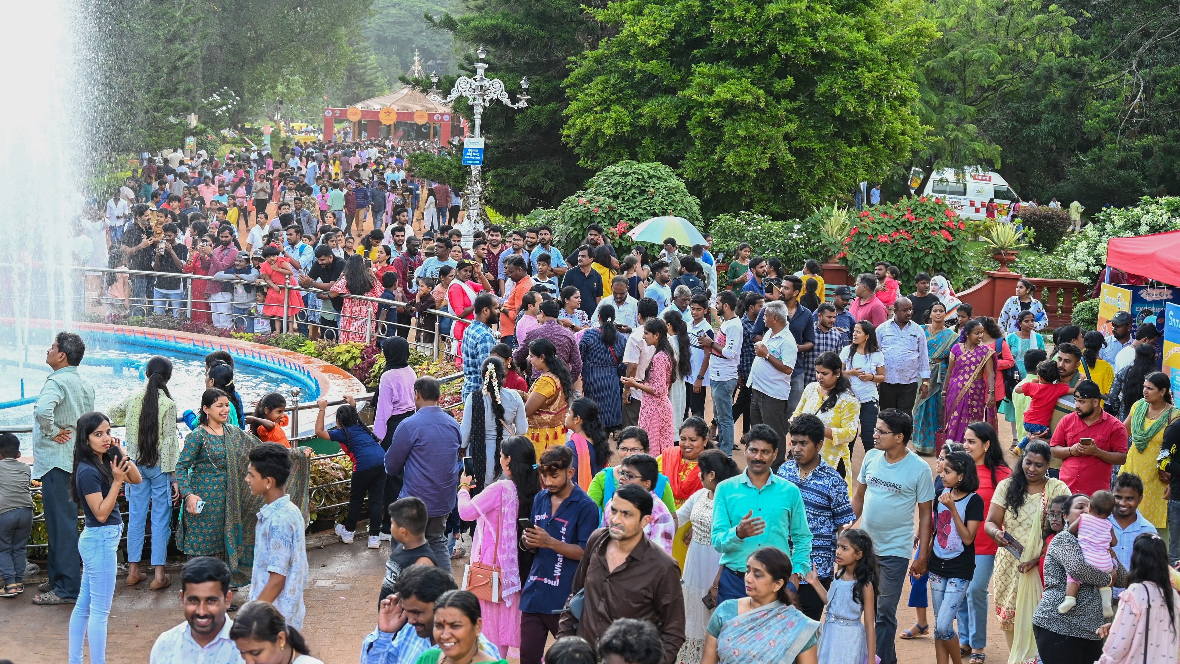 ಲಾಲ್‌ಬಾಗ್‌ನಲ್ಲಿ ಫಲಪುಷ್ಪ ಪ್ರದರ್ಶನ ವೀಕ್ಷಿಸಲು ಭಾನುವಾರ ಬಂದ ಜನ ಸಾಗರ –ಪ್ರಜಾವಾಣಿ ಚಿತ್ರ/ ಎಸ್.ಕೆ.ದಿನೇಶ್