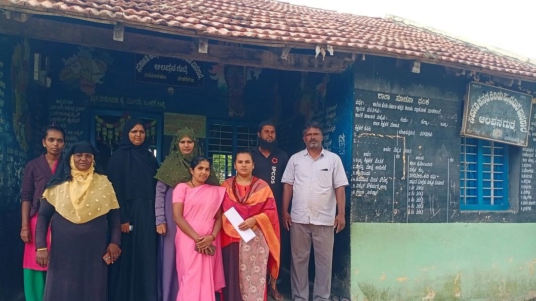 ಕುಣಿಗಲ್ ತಾಲ್ಲೂಕು ಆಲಪ್ಪನಗುಡ್ಡೆ ಸರ್ಕಾರಿ ಕಿರಿಯ ಪ್ರಾಥಮಿಕ ಶಾಲೆಗೆ ಶಿಕ್ಷಕರ ನಿಯೋಜನೆ ಮತ್ತು ಅಡುಗೆ ಸಹಾಯಕಿಯ ಸಮಸ್ಯೆ ಬಗೆಹರಿಸುವಂತೆ ಶಾಲಾಭಿವೃದ್ಧಿ ಸಮಿತಿ ಪದಾಧಿಕಾರಿಗಳು ಆಗ್ರಹಿಸಿದರು