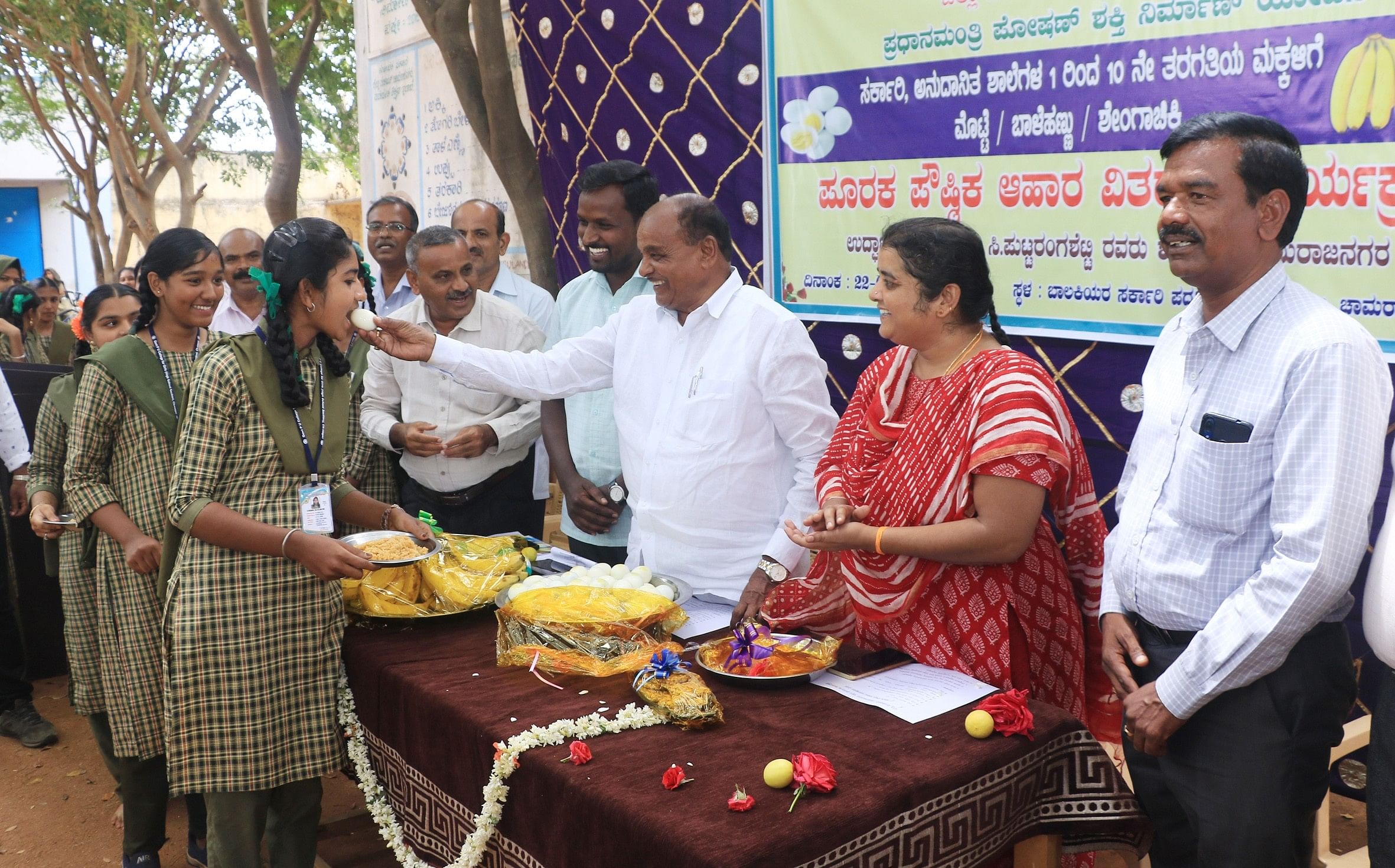 ಚಾಮರಾಜನಗರದಲ್ಲಿ ಮಂಗಳವಾರ ನಡೆದ ಕಾರ್ಯಕ್ರಮದಲ್ಲಿ ಶಾಸಕ ಸಿ.ಪುಟ್ಟರಂಗಶೆಟ್ಟಿ ಅವರು ವಿದ್ಯಾರ್ಥಿನಿಯೊಬ್ಬರಿಗೆ ಬೇಯಿಸಿದ ಮೊಟ್ಟೆ ತಿನ್ನಿಸಿದರು. ಡಿಡಿಪಿಐ ರಾಮಚಂದ್ರರಾಜೇ ಅರಸ್‌, ನಗರಸಭಾ ಸದಸ್ಯ ಎಂ.ಮಹೇಶ್‌, ಹೆಚ್ಚುವರಿ ಜಿಲ್ಲಾಧಿಕಾರಿ ಗೀತಾ ಹುಡೇದ, ಡಿಡಿಪಿಯು ಮಂಜುನಾಥ ಪ್ರಸನ್ನ ಇತರರು ಇದ್ದರು